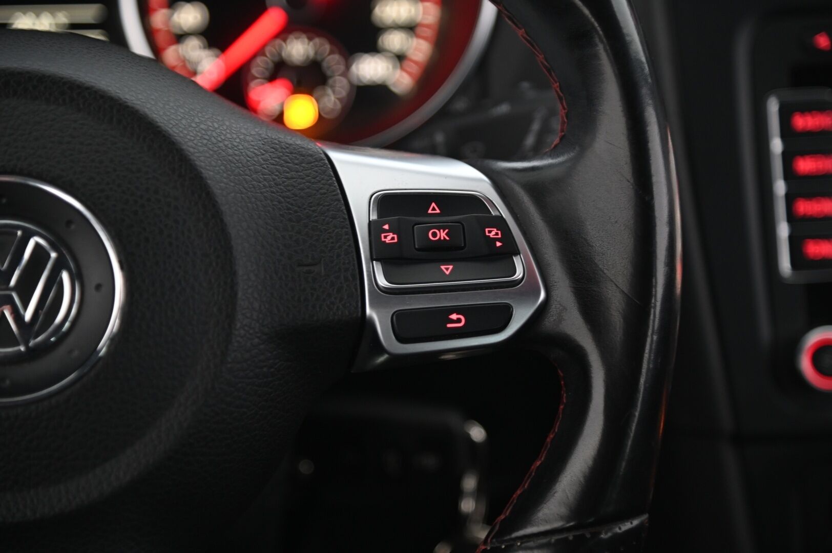 Volkswagen Golf 2010 GTI 2,0 155 kW (210 hv) 4-ovinen *Dynaudio / Lohko+sis / Navi / Vakkari / Sporttipenkit* - *Juuri huollettu / 2x renkaat!* - HULLU BLACKWEEK KORKOTARJOUS 2,49%