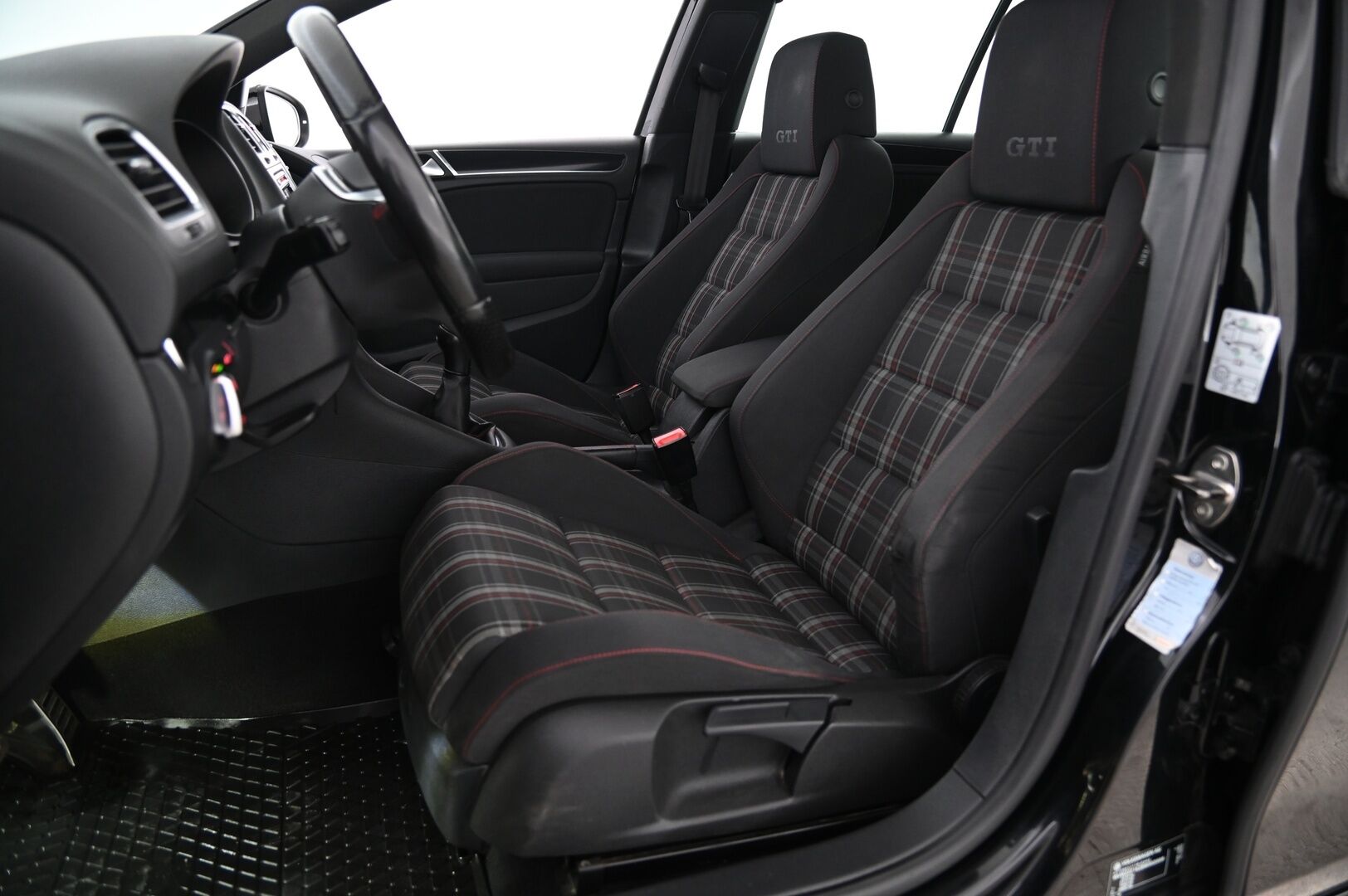 Volkswagen Golf 2010 GTI 2,0 155 kW (210 hv) 4-ovinen *Dynaudio / Lohko+sis / Navi / Vakkari / Sporttipenkit* - *Juuri huollettu / 2x renkaat!* - HULLU BLACKWEEK KORKOTARJOUS 2,49%