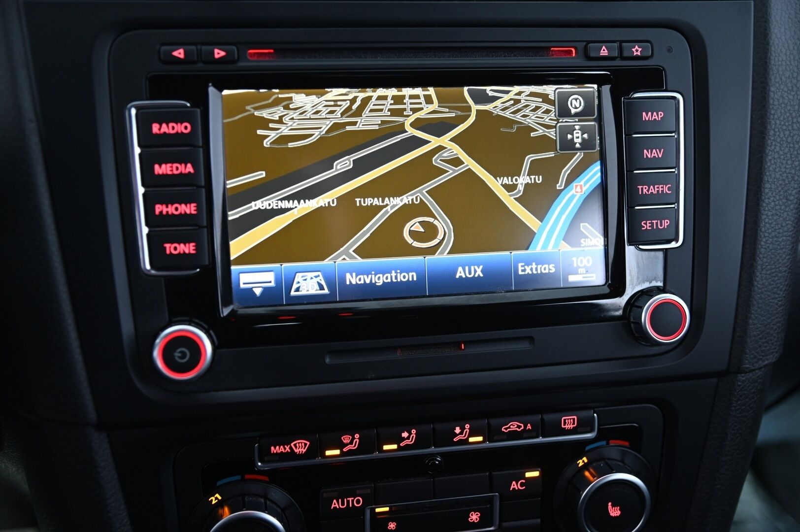 Volkswagen Golf 2010 GTI 2,0 155 kW (210 hv) 4-ovinen *Dynaudio / Lohko+sis / Navi / Vakkari / Sporttipenkit* - *Juuri huollettu / 2x renkaat!* - HULLU BLACKWEEK KORKOTARJOUS 2,49%