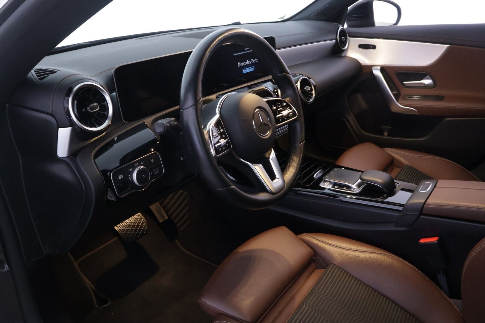 Mercedes-Benz CLA 2019 180 A Shooting Brake Business Progressive - | 1-om Suomi-auto | Ruskeapuolinahka | Widescreen | Android & Applecarplay | P-Kamera | Ratin lämmitys |