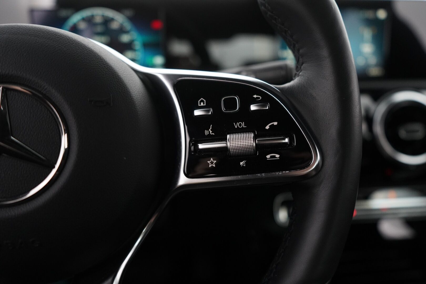 Mercedes-Benz CLA 2019 180 A Business Progressive * Multibeam LED / Digimittaristo / Urheilu Istuimet / Keyless / P.Kamera * - Suomi-auto / Kahdet renkaat alumiinivantein / Upea