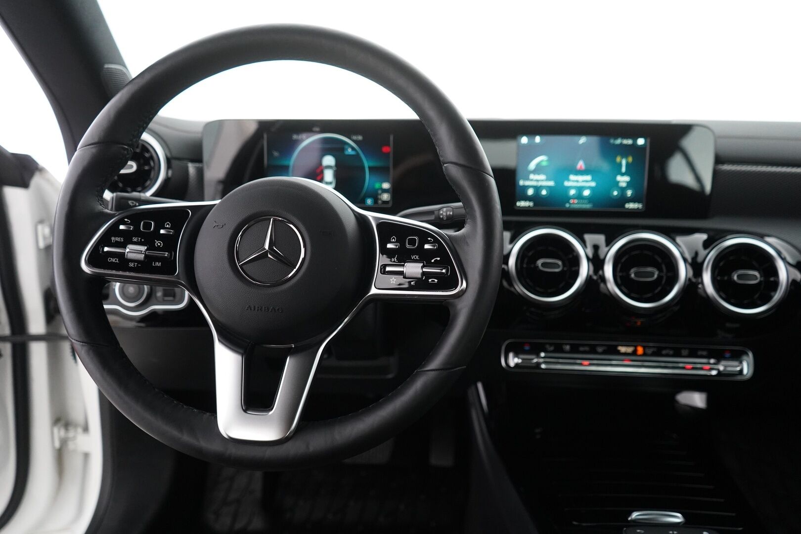 Mercedes-Benz CLA 2019 180 A Business Progressive * Multibeam LED / Digimittaristo / Urheilu Istuimet / Keyless / P.Kamera * - Suomi-auto / Kahdet renkaat alumiinivantein / Upea
