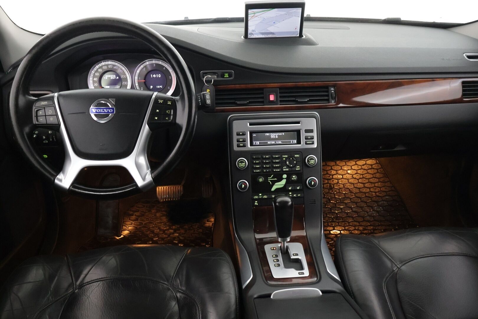 Volvo V70 2011 D3 Momentum *Nahkasisusta / Navigointi / Sähkötoiminen takaluukku / Vetokoukku* - *Viimeisin huolto tehty 9/25 287tkm kohdalla / Hihna vaihdettu toistamiseen vesipumpun kanssa 8/25 282tkm kohdalla / 2x Renkaa & Vanteet*