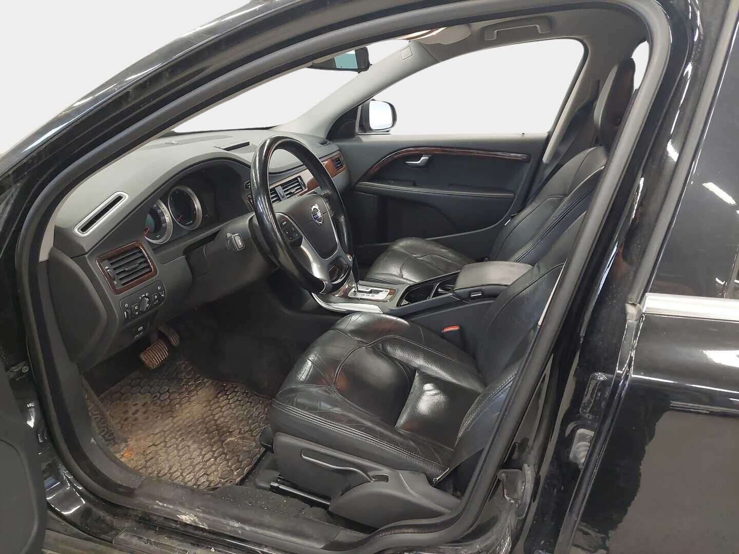 Volvo V70 2011 D3 Momentum *Nahkasisusta / Navigointi / Sähkötoiminen takaluukku / Vetokoukku* - *Viimeisin huolto tehty 9/25 287tkm kohdalla / Hihna vaihdettu toistamiseen vesipumpun kanssa 8/25 282tkm kohdalla / 2x Renkaa & Vanteet*