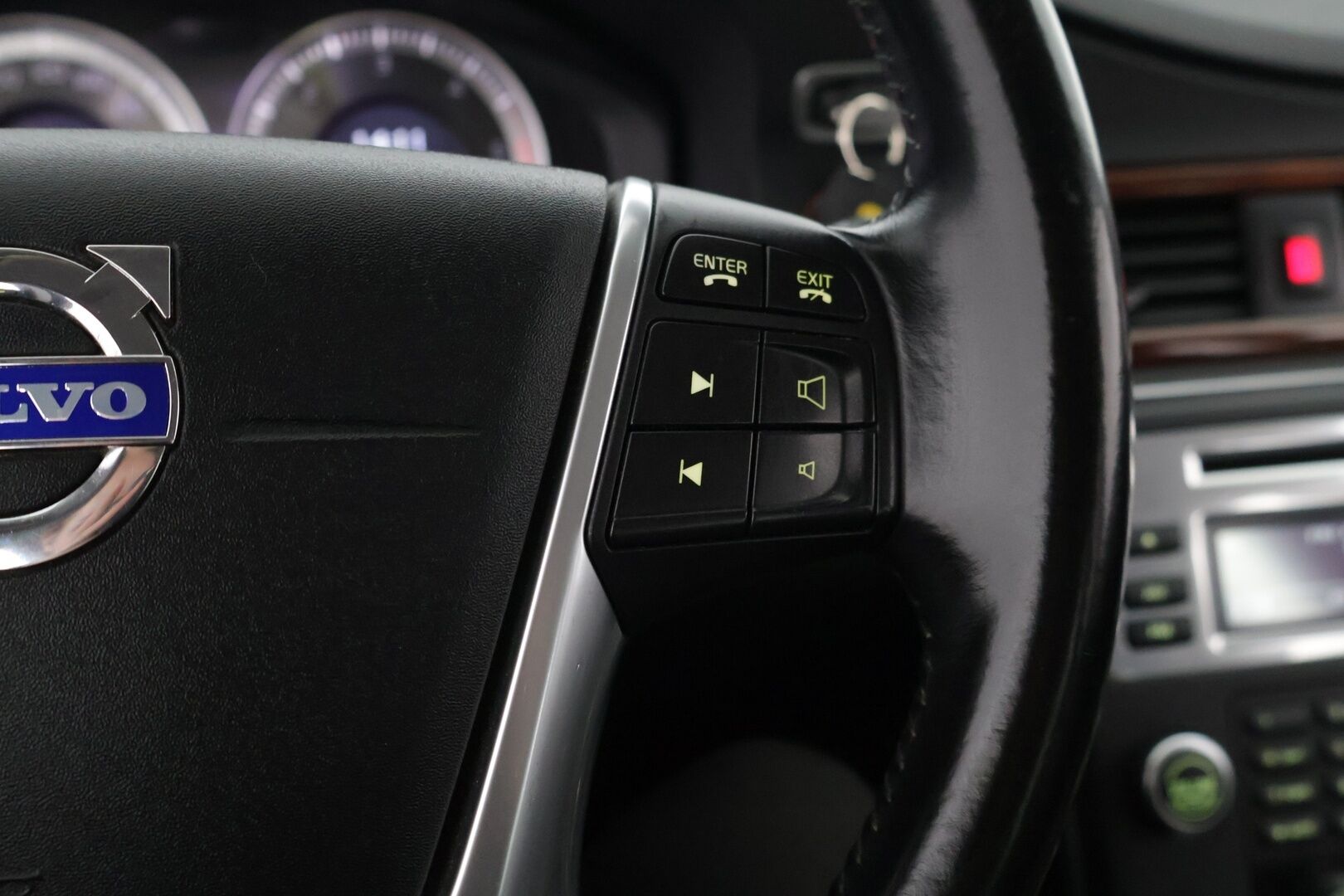 Volvo V70 2011 D3 Momentum *Nahkasisusta / Navigointi / Sähkötoiminen takaluukku / Vetokoukku* - *Viimeisin huolto tehty 9/25 287tkm kohdalla / Hihna vaihdettu toistamiseen vesipumpun kanssa 8/25 282tkm kohdalla / 2x Renkaa & Vanteet*