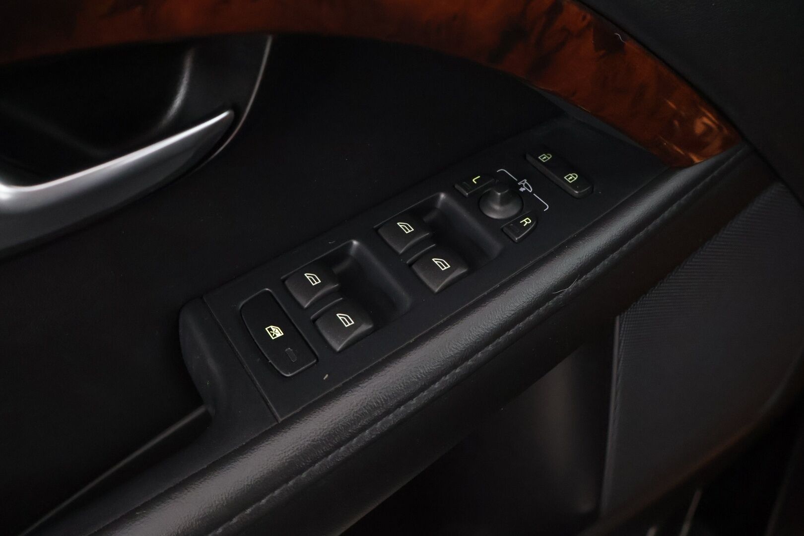 Volvo V70 2011 D3 Momentum *Nahkasisusta / Navigointi / Sähkötoiminen takaluukku / Vetokoukku* - *Viimeisin huolto tehty 9/25 287tkm kohdalla / Hihna vaihdettu toistamiseen vesipumpun kanssa 8/25 282tkm kohdalla / 2x Renkaa & Vanteet*