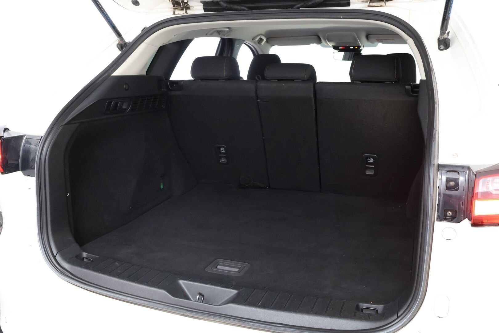 Mazda CX-60 2023 2.5 PHEV 8AT AWD Exclusive-Line - 1.Om Suomi-auto | Vetokoukku | HUD | Peruutuskamera | KeyLess | Vakkari | Apple&Android | LED | BLIS | Ratinlämmitys | Huippusiisti!