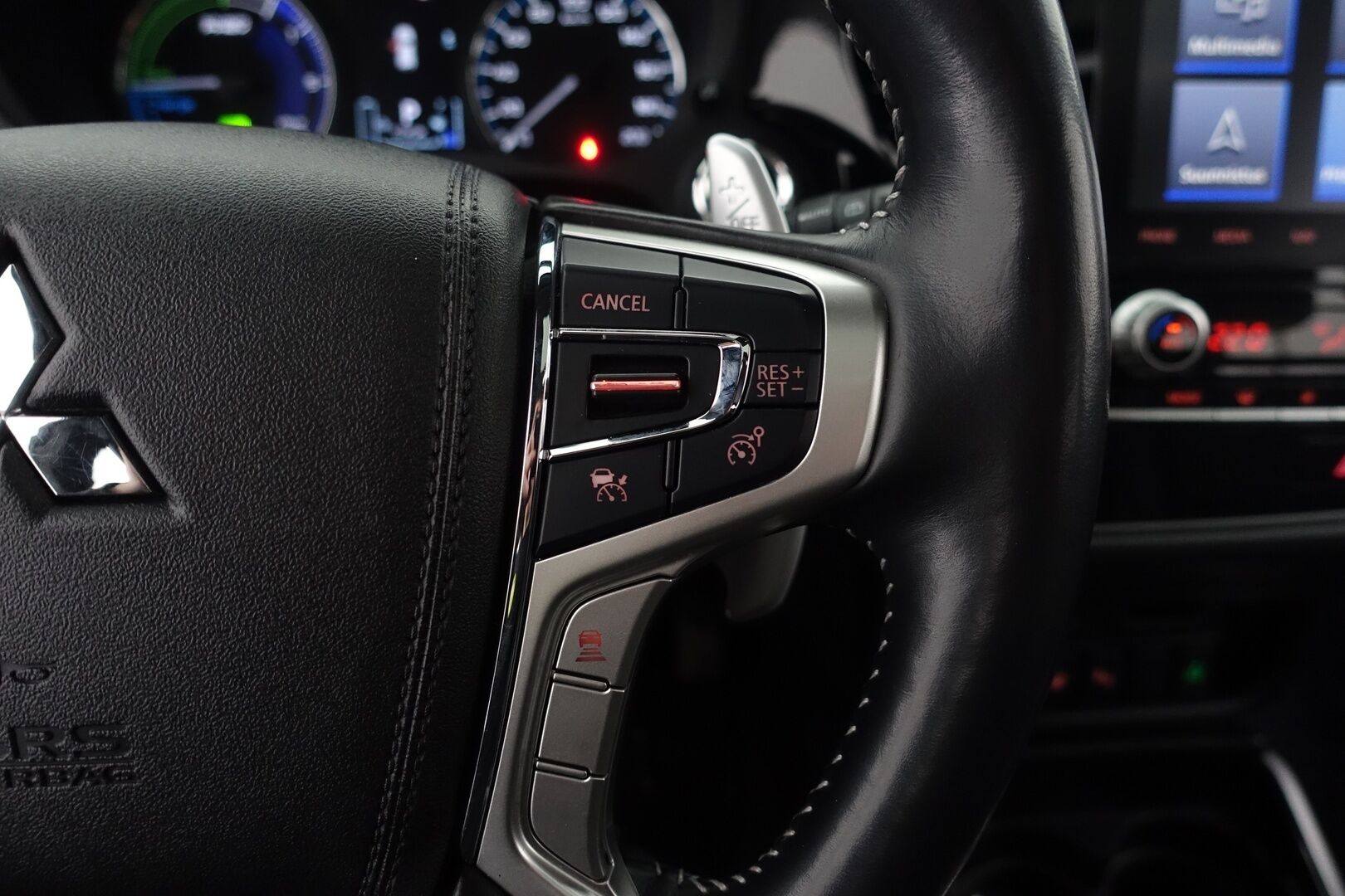 Mitsubishi Outlander PHEV 2020 Instyle 4WD 5P * ACC / Vetokoukku / Kattoluukku / 360 Kamera / Nahkasisusta / Keyless / Lämm. Tuulilasi / AppleCarPlay - Suomi-auto / Ratinlämmitin / LED / Navi / 2X Renkaat & Vanteet