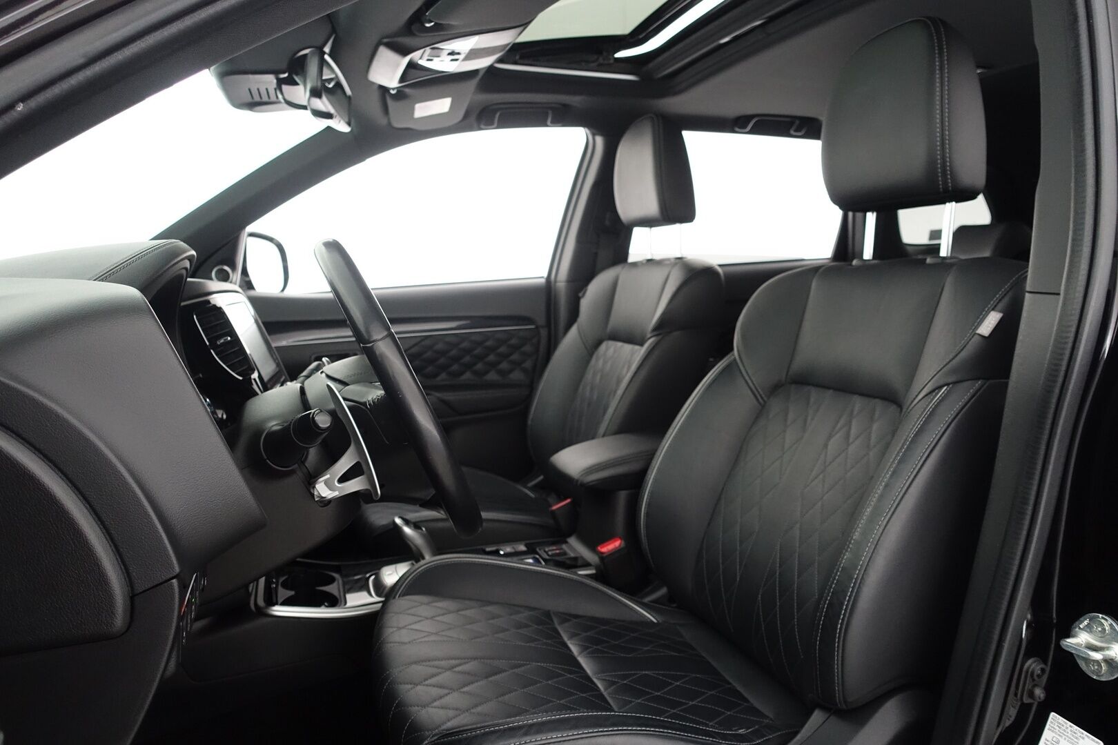 Mitsubishi Outlander PHEV 2020 Instyle 4WD 5P * ACC / Vetokoukku / Kattoluukku / 360 Kamera / Nahkasisusta / Keyless / Lämm. Tuulilasi / AppleCarPlay - Suomi-auto / Ratinlämmitin / LED / Navi / 2X Renkaat & Vanteet
