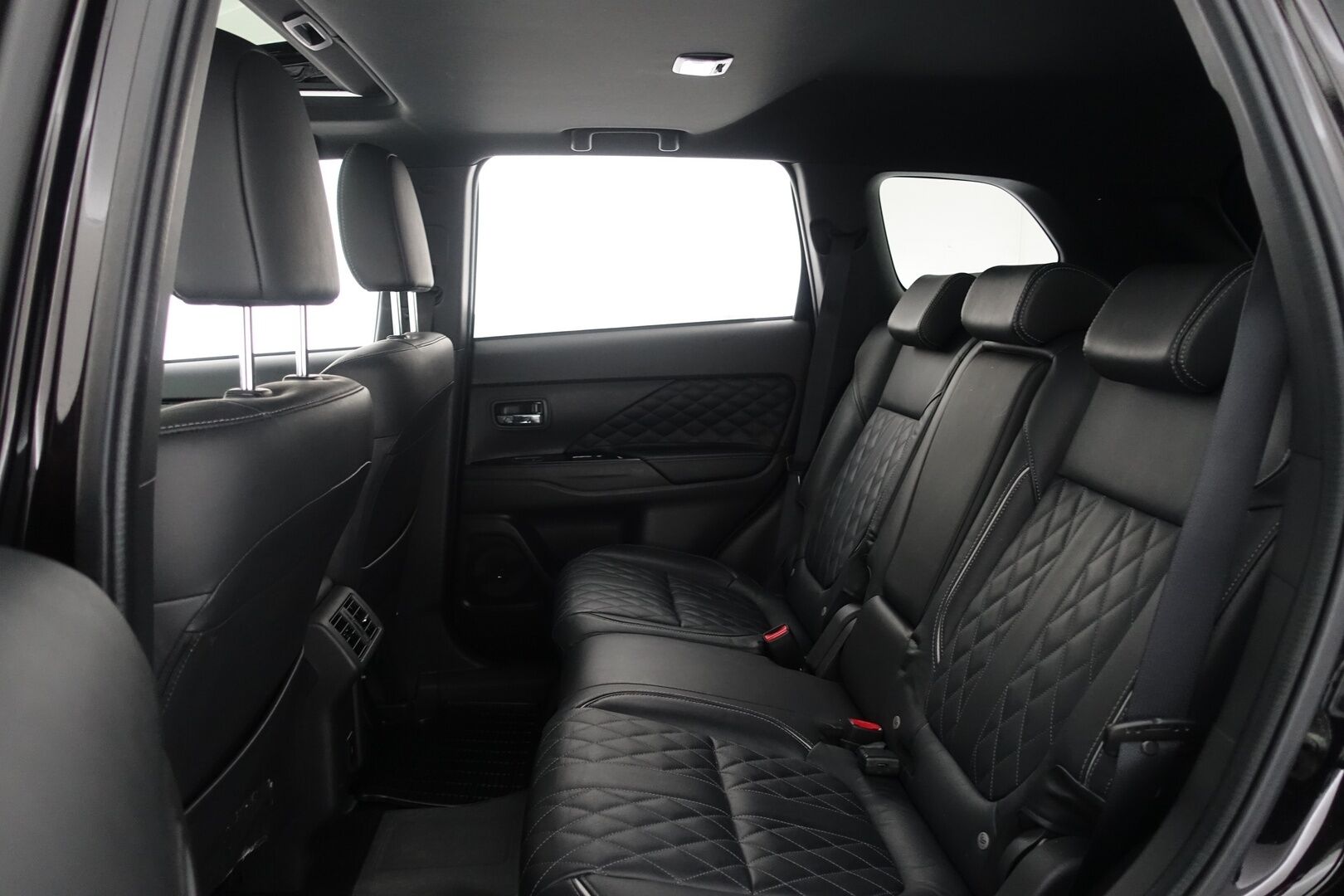 Mitsubishi Outlander PHEV 2020 Instyle 4WD 5P * ACC / Vetokoukku / Kattoluukku / 360 Kamera / Nahkasisusta / Keyless / Lämm. Tuulilasi / AppleCarPlay - Suomi-auto / Ratinlämmitin / LED / Navi / 2X Renkaat & Vanteet