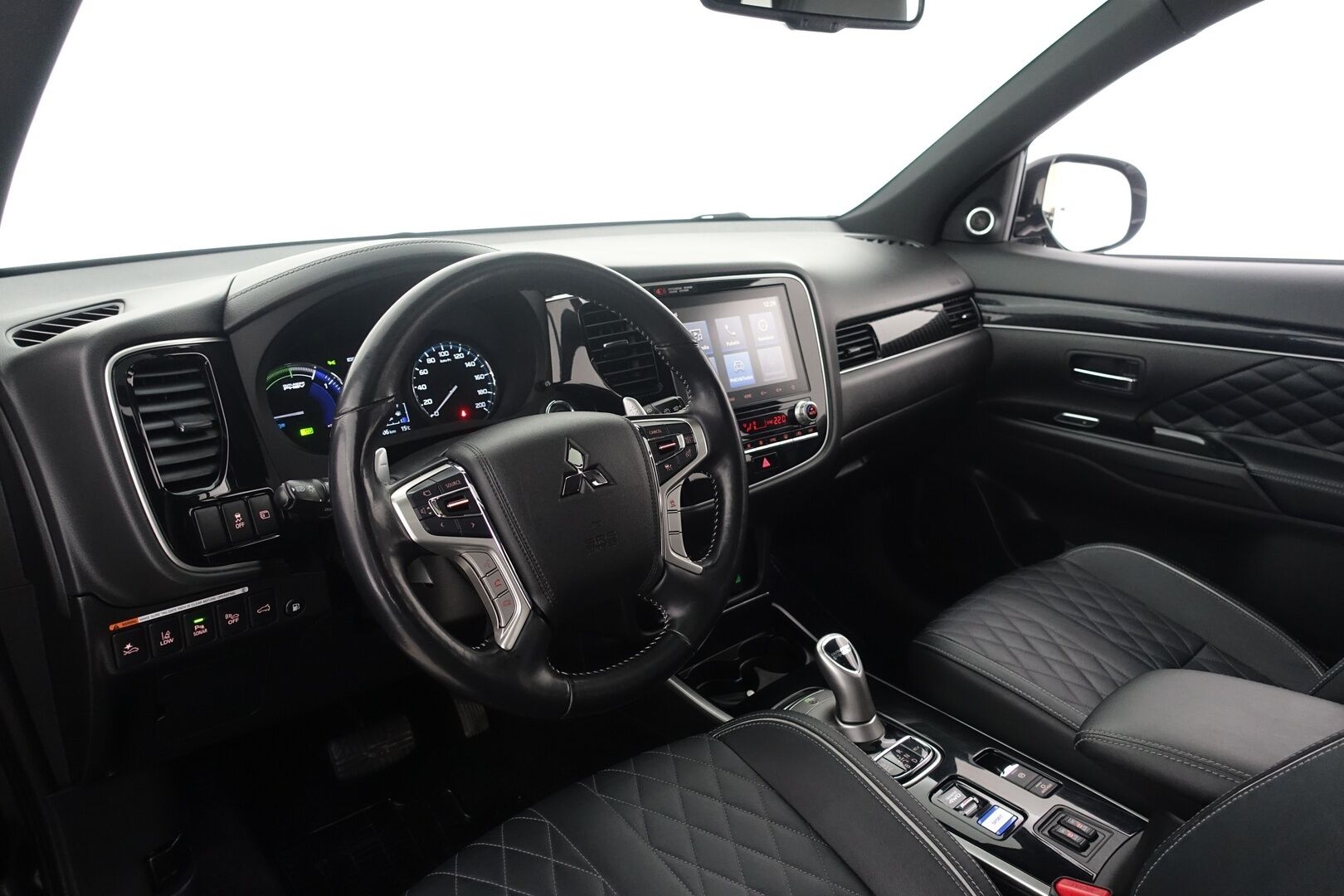 Mitsubishi Outlander PHEV 2020 Instyle 4WD 5P * ACC / Vetokoukku / Kattoluukku / 360 Kamera / Nahkasisusta / Keyless / Lämm. Tuulilasi / AppleCarPlay - Suomi-auto / Ratinlämmitin / LED / Navi / 2X Renkaat & Vanteet