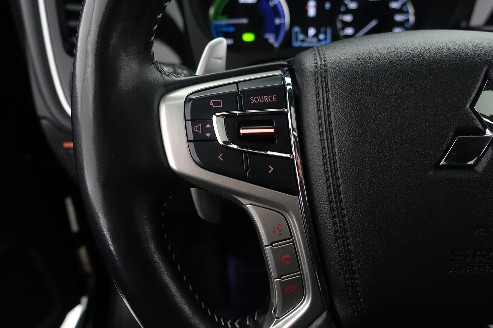 Mitsubishi Outlander PHEV 2020 Instyle 4WD 5P * ACC / Vetokoukku / Kattoluukku / 360 Kamera / Nahkasisusta / Keyless / Lämm. Tuulilasi / AppleCarPlay - Suomi-auto / Ratinlämmitin / LED / Navi / 2X Renkaat & Vanteet