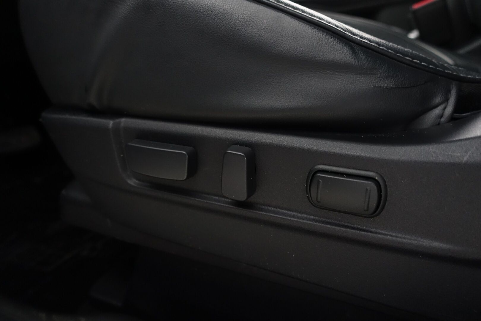 Mitsubishi Outlander PHEV 2020 Instyle 4WD 5P * ACC / Vetokoukku / Kattoluukku / 360 Kamera / Nahkasisusta / Keyless / Lämm. Tuulilasi / AppleCarPlay - Suomi-auto / Ratinlämmitin / LED / Navi / 2X Renkaat & Vanteet