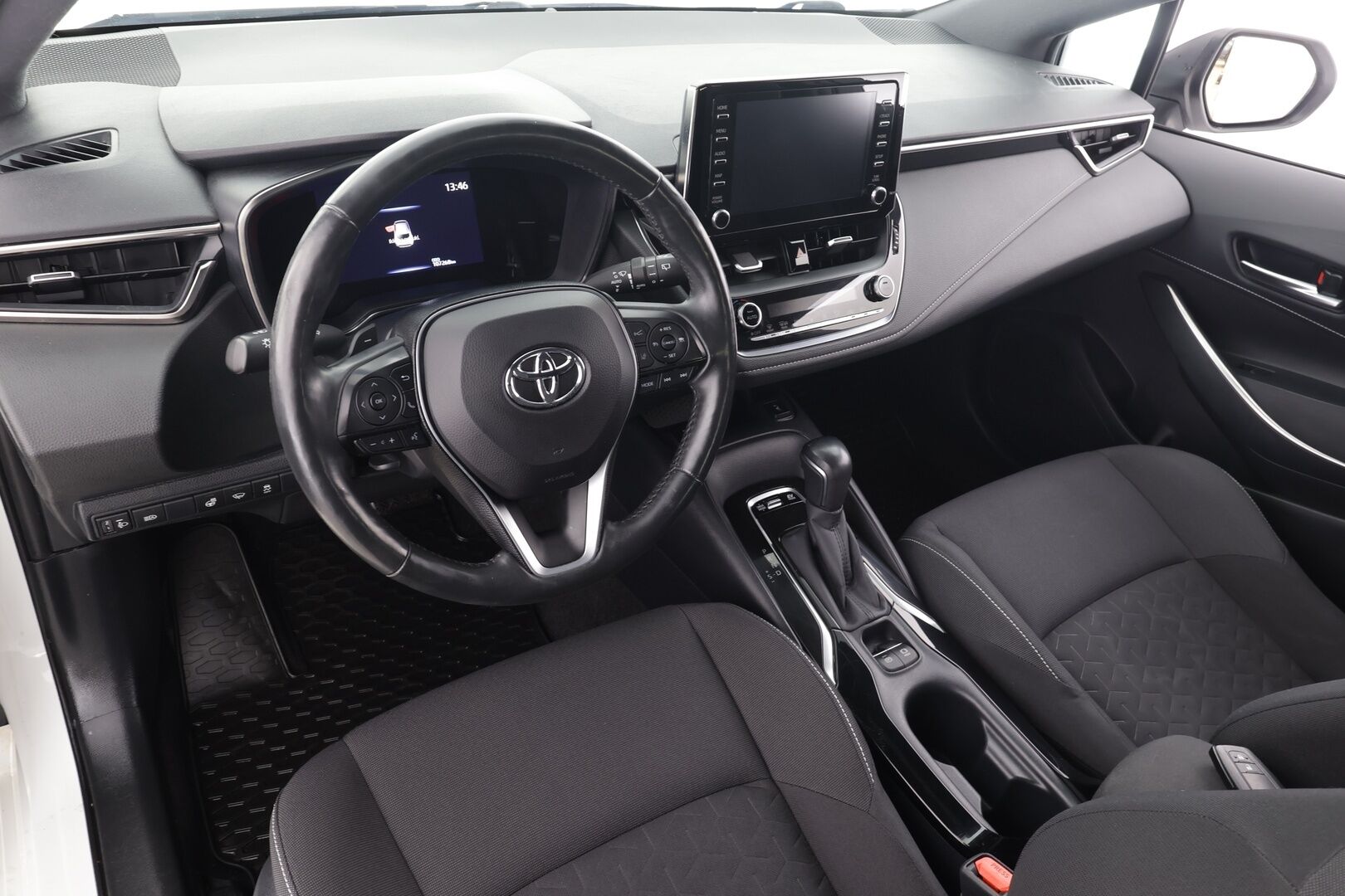 Toyota Corolla 2019 Hatchback 2,0 Hybrid Active * ACC / P.kamera / Lohko+Sisä / Navi / Keyless / LED / Ratinlämmitin * - Suomi-auto / Kahdet renkaat aluvanteilla