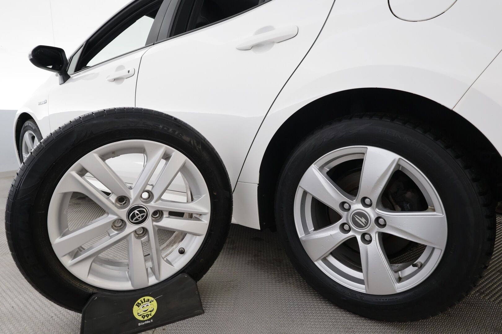 Toyota Corolla 2019 Hatchback 2,0 Hybrid Active * ACC / P.kamera / Lohko+Sisä / Navi / Keyless / LED / Ratinlämmitin * - Suomi-auto / Kahdet renkaat aluvanteilla