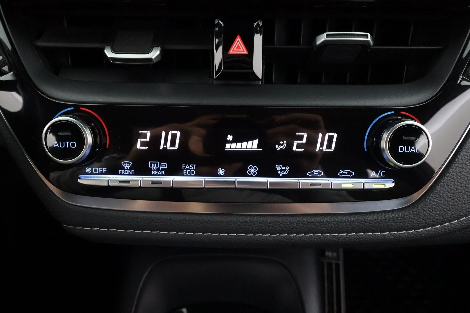 Toyota Corolla 2019 Hatchback 2,0 Hybrid Active * ACC / P.kamera / Lohko+Sisä / Navi / Keyless / LED / Ratinlämmitin * - Suomi-auto / Kahdet renkaat aluvanteilla