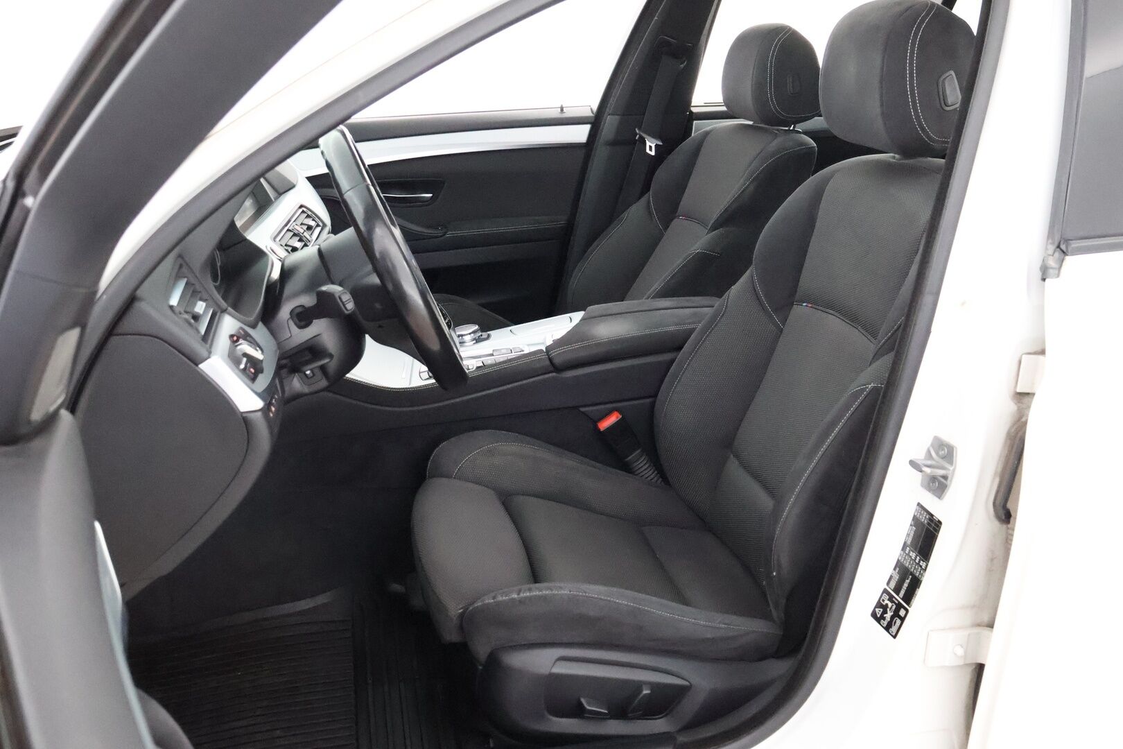 BMW 530 2016 TwinPower Turbo A xDrive F11 LCI Touring M Sport - Webasto / Adapt.Vakkari / Harman&Kardon / HUD / Panorama / 360-Kamera / Vetokoukku / AdBlue Rempattu / Supervarusteltu!