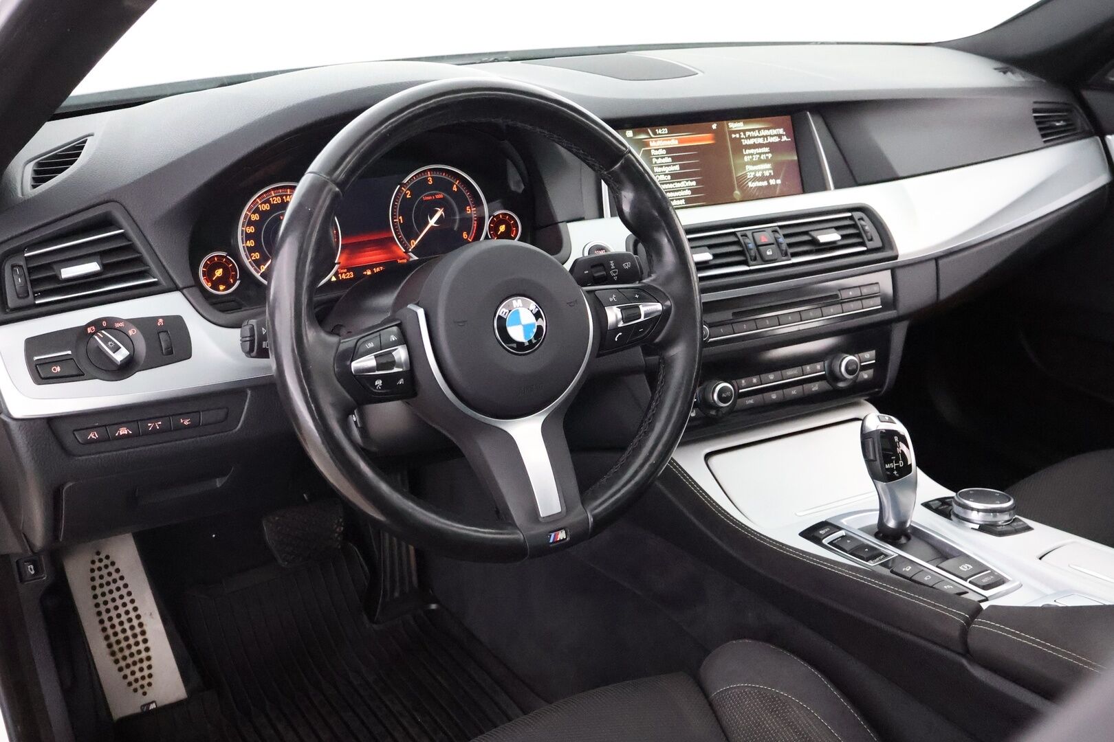 BMW 530 2016 TwinPower Turbo A xDrive F11 LCI Touring M Sport - Webasto / Adapt.Vakkari / Harman&Kardon / HUD / Panorama / 360-Kamera / Vetokoukku / AdBlue Rempattu / Supervarusteltu!