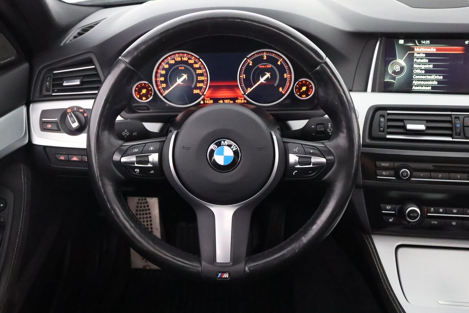 BMW 530 2016 TwinPower Turbo A xDrive F11 LCI Touring M Sport - Webasto / Adapt.Vakkari / Harman&Kardon / HUD / Panorama / 360-Kamera / Vetokoukku / AdBlue Rempattu / Supervarusteltu!