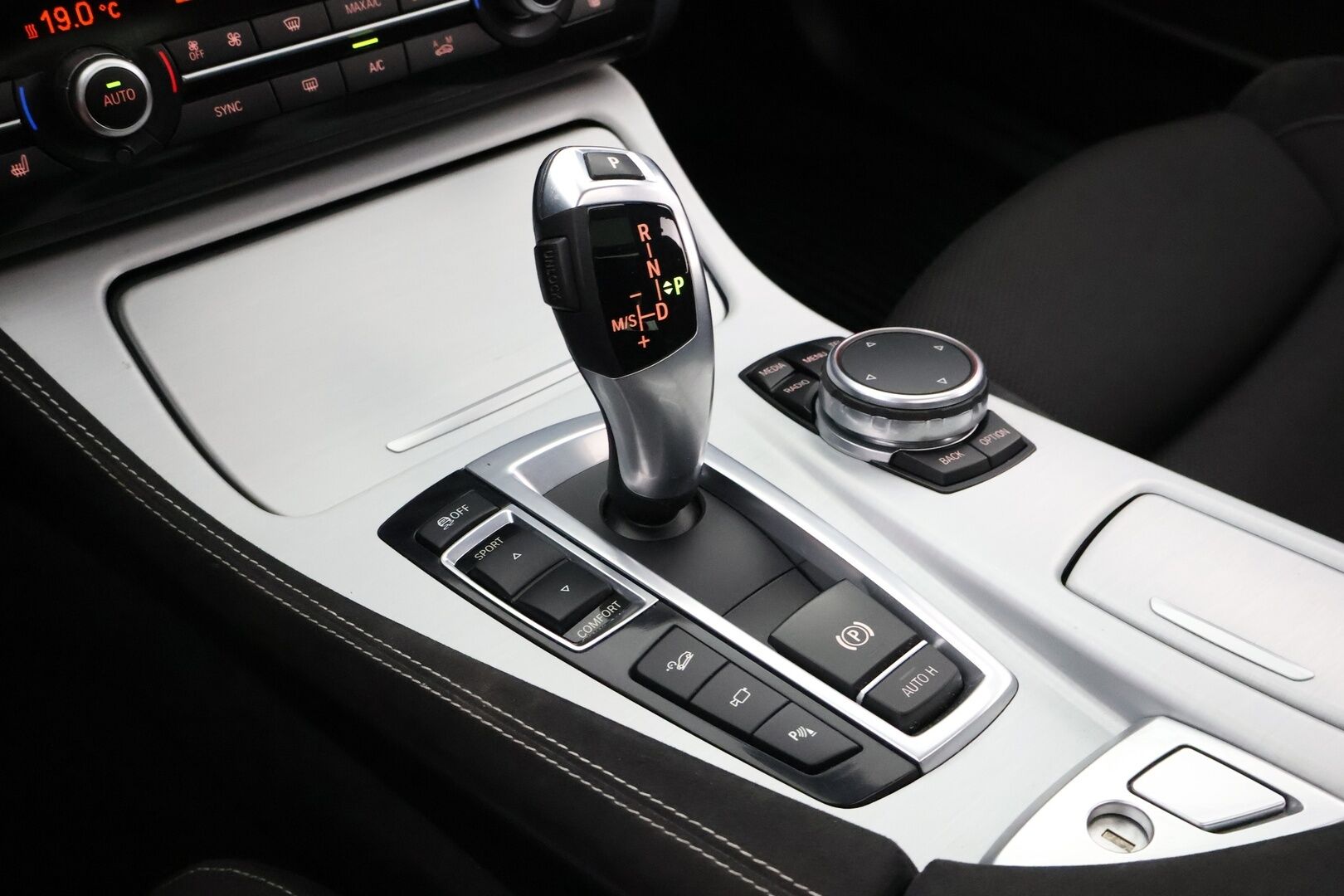 BMW 530 2016 TwinPower Turbo A xDrive F11 LCI Touring M Sport - Webasto / Adapt.Vakkari / Harman&Kardon / HUD / Panorama / 360-Kamera / Vetokoukku / AdBlue Rempattu / Supervarusteltu!