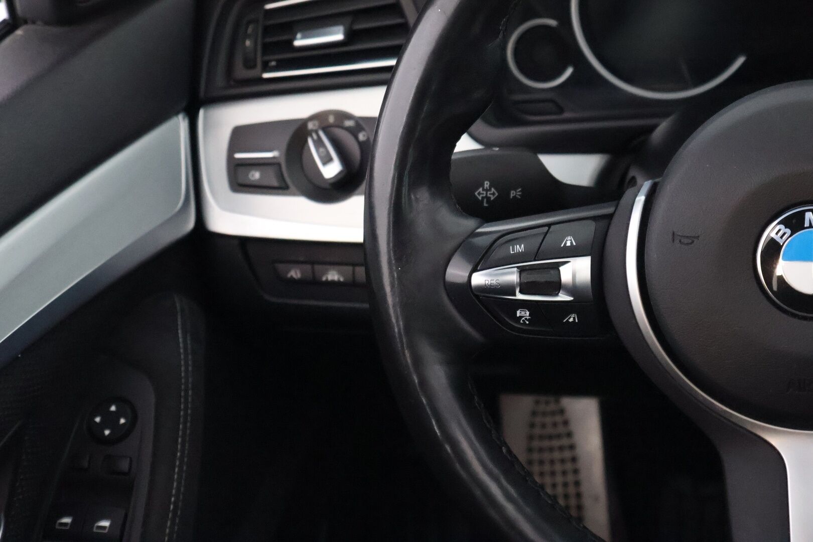 BMW 530 2016 TwinPower Turbo A xDrive F11 LCI Touring M Sport - Webasto / Adapt.Vakkari / Harman&Kardon / HUD / Panorama / 360-Kamera / Vetokoukku / AdBlue Rempattu / Supervarusteltu!