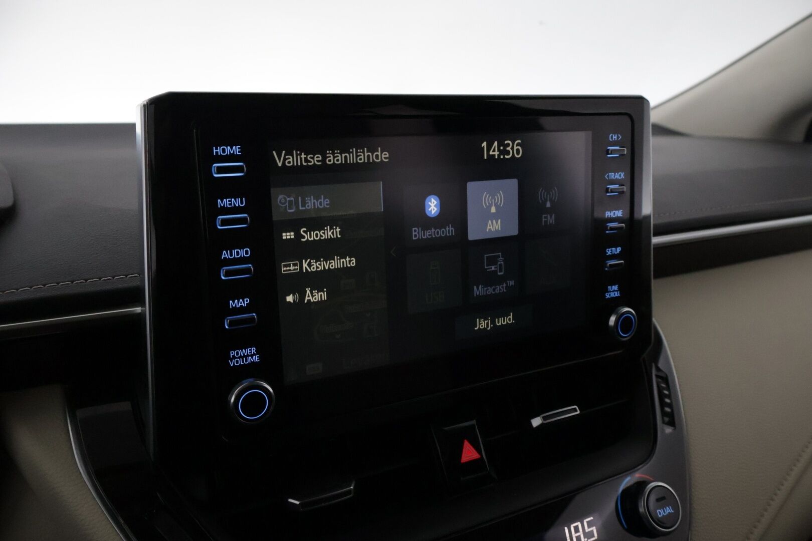 Toyota Corolla 2019 Sedan 1,8 Hybrid Premium *ACC / HUD / BLIS / Lohko / Koukku / Nahat / Navi / Kamera / Tutkat / LED / Ratinlämmitin* - Kattavilla varusteilla ja hyvällä huoltohistorialla varusteltu!