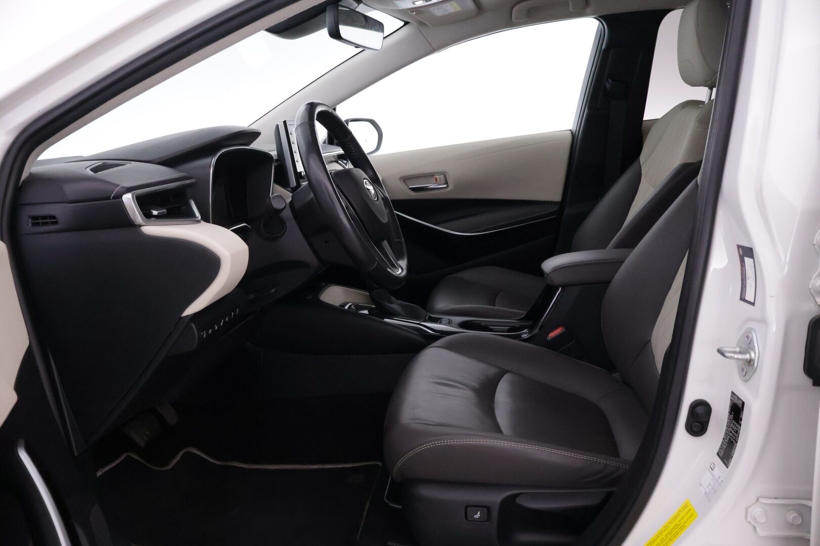 Toyota Corolla 2019 Sedan 1,8 Hybrid Premium *ACC / HUD / BLIS / Lohko / Koukku / Nahat / Navi / Kamera / Tutkat / LED / Ratinlämmitin* - Kattavilla varusteilla ja hyvällä huoltohistorialla varusteltu!