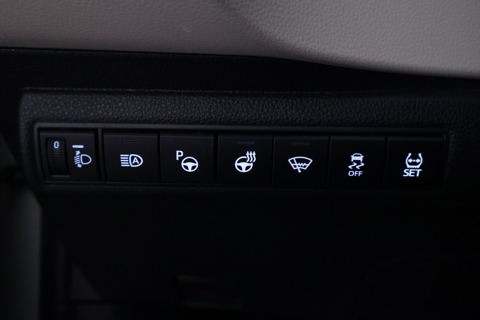Toyota Corolla 2019 Sedan 1,8 Hybrid Premium *ACC / HUD / BLIS / Lohko / Koukku / Nahat / Navi / Kamera / Tutkat / LED / Ratinlämmitin* - Kattavilla varusteilla ja hyvällä huoltohistorialla varusteltu!