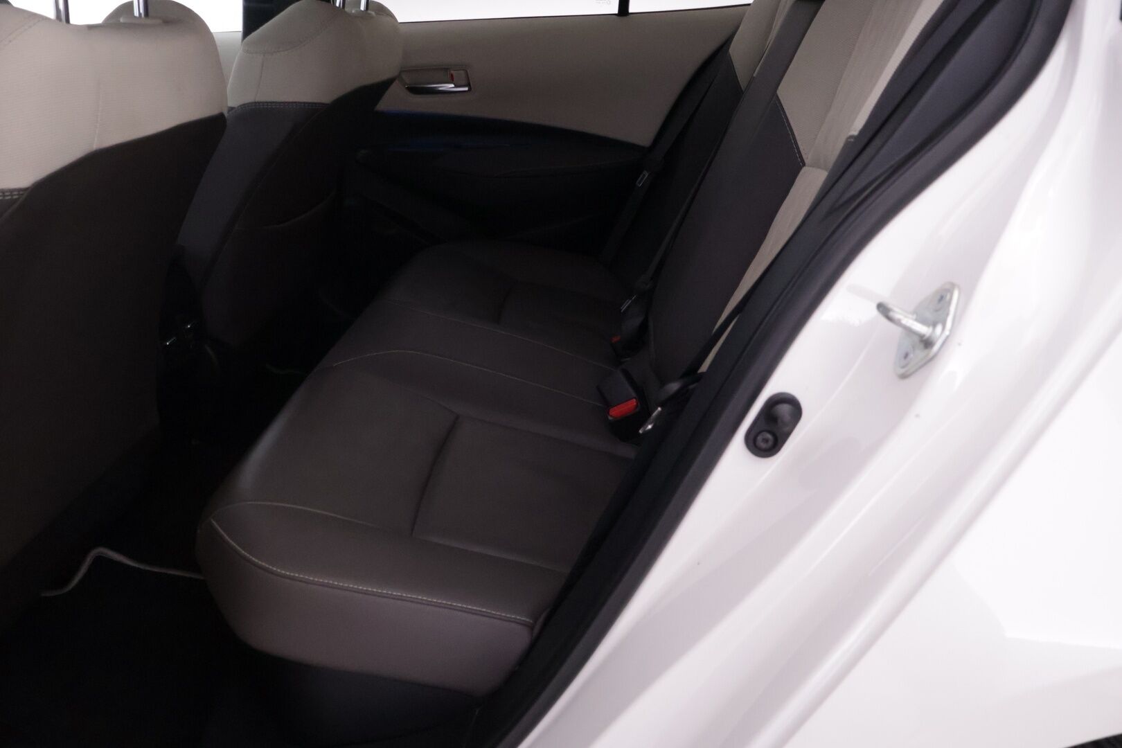 Toyota Corolla 2019 Sedan 1,8 Hybrid Premium *ACC / HUD / BLIS / Lohko / Koukku / Nahat / Navi / Kamera / Tutkat / LED / Ratinlämmitin* - Kattavilla varusteilla ja hyvällä huoltohistorialla varusteltu!