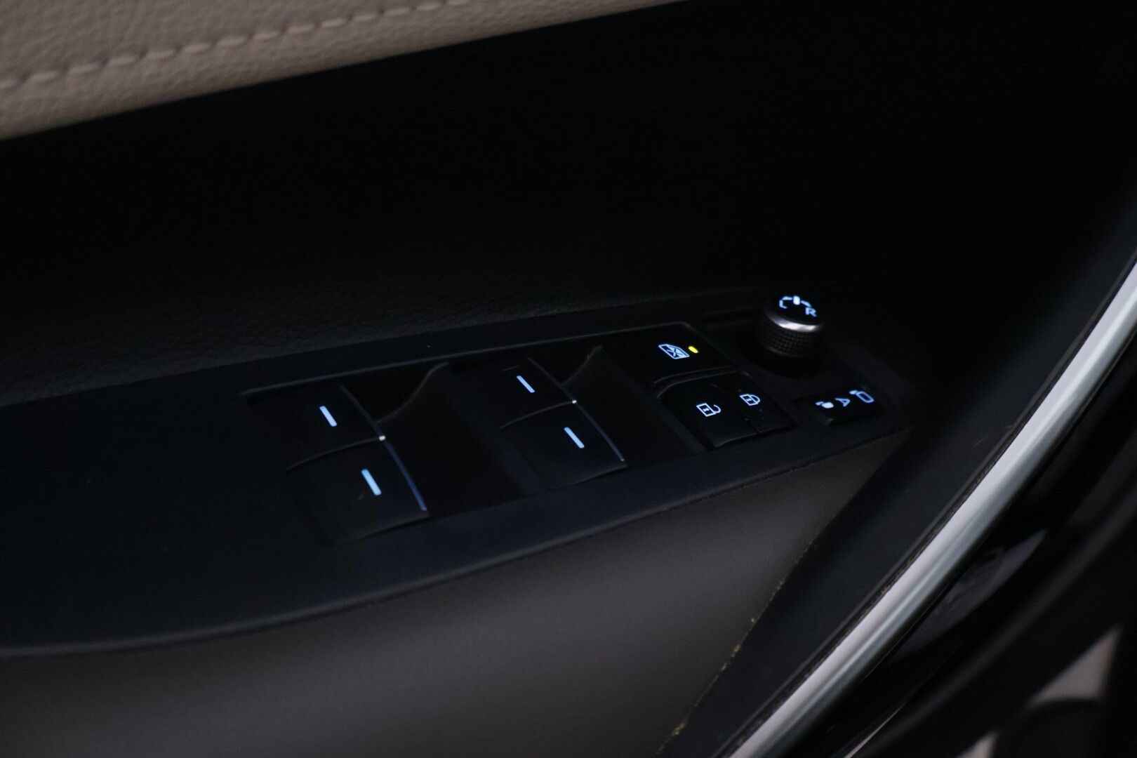 Toyota Corolla 2019 Sedan 1,8 Hybrid Premium *ACC / HUD / BLIS / Lohko / Koukku / Nahat / Navi / Kamera / Tutkat / LED / Ratinlämmitin* - Kattavilla varusteilla ja hyvällä huoltohistorialla varusteltu!