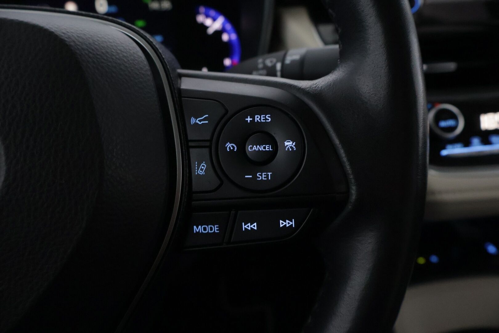 Toyota Corolla 2019 Sedan 1,8 Hybrid Premium *ACC / HUD / BLIS / Lohko / Koukku / Nahat / Navi / Kamera / Tutkat / LED / Ratinlämmitin* - Kattavilla varusteilla ja hyvällä huoltohistorialla varusteltu!