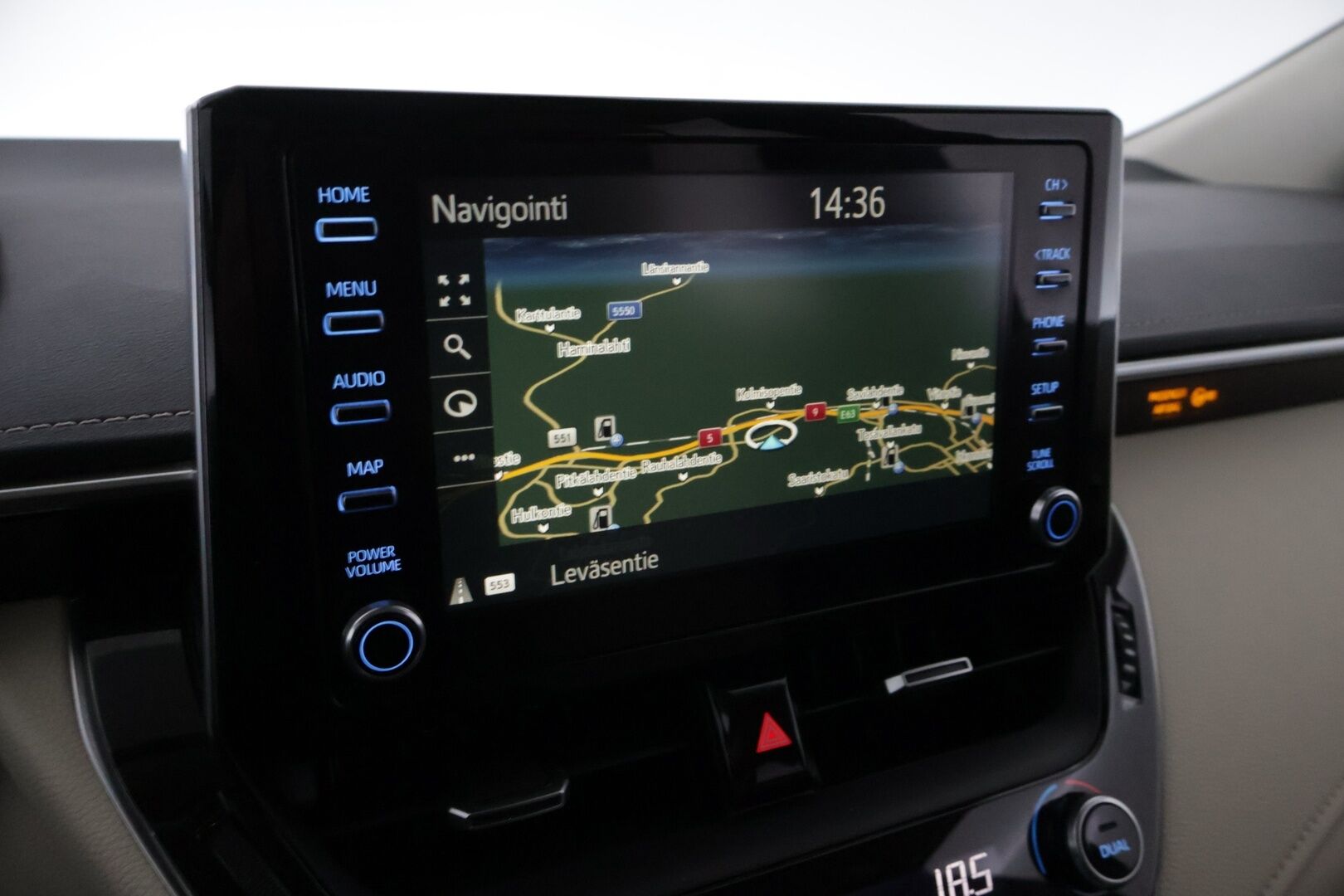 Toyota Corolla 2019 Sedan 1,8 Hybrid Premium *ACC / HUD / BLIS / Lohko / Koukku / Nahat / Navi / Kamera / Tutkat / LED / Ratinlämmitin* - Kattavilla varusteilla ja hyvällä huoltohistorialla varusteltu!