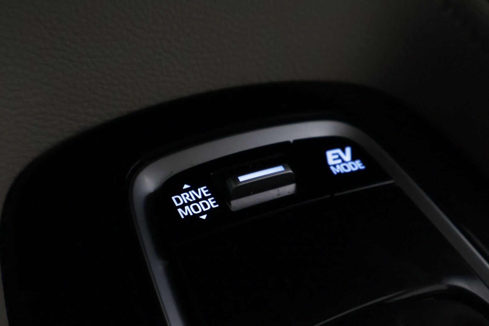 Toyota Corolla 2019 Sedan 1,8 Hybrid Premium *ACC / HUD / BLIS / Lohko / Koukku / Nahat / Navi / Kamera / Tutkat / LED / Ratinlämmitin* - Kattavilla varusteilla ja hyvällä huoltohistorialla varusteltu!