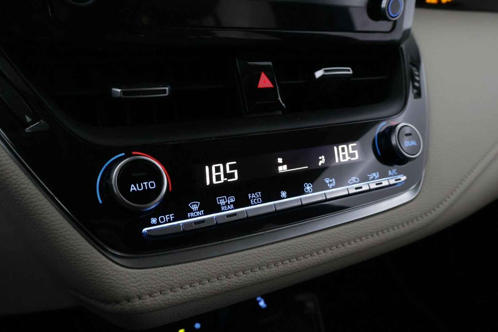 Toyota Corolla 2019 Sedan 1,8 Hybrid Premium *ACC / HUD / BLIS / Lohko / Koukku / Nahat / Navi / Kamera / Tutkat / LED / Ratinlämmitin* - Kattavilla varusteilla ja hyvällä huoltohistorialla varusteltu!
