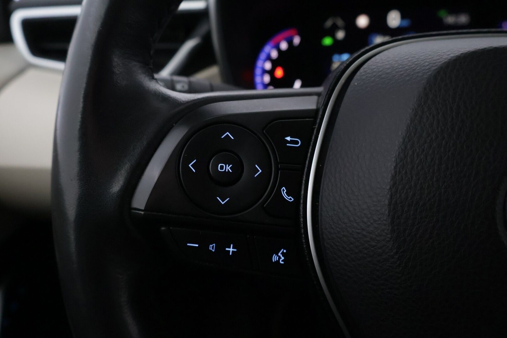 Toyota Corolla 2019 Sedan 1,8 Hybrid Premium *ACC / HUD / BLIS / Lohko / Koukku / Nahat / Navi / Kamera / Tutkat / LED / Ratinlämmitin* - Kattavilla varusteilla ja hyvällä huoltohistorialla varusteltu!