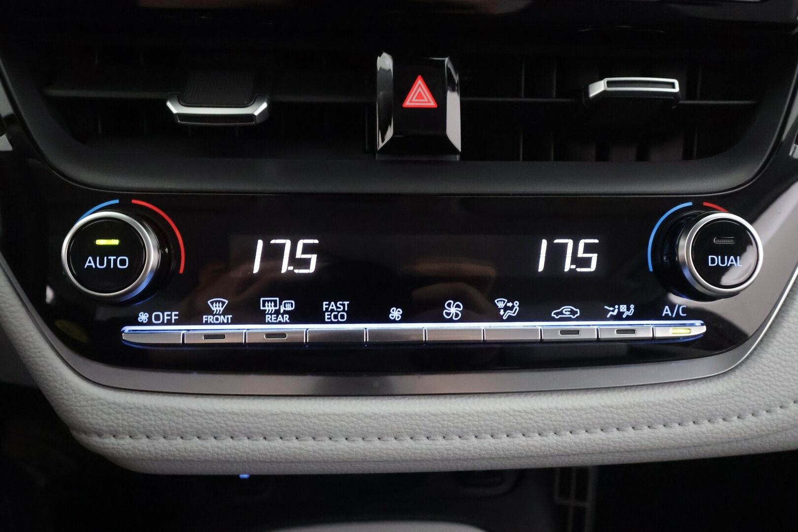 Toyota Corolla 2019 Touring Sports 1,8 Hybrid Style - | ACC | Lohko | P.Kamera | LED | Ratinlämmitys | Puolinahat | Apple&Android | Suomi-auto | Kahdet Renkaat | Merkkihuollettu |