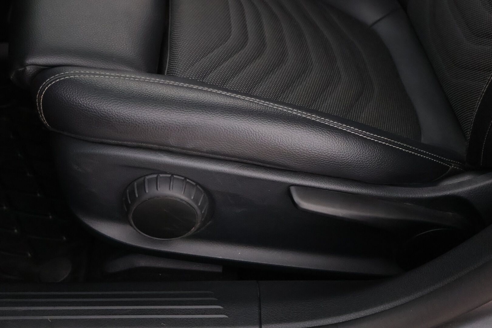 Mercedes-Benz A 2020 200 A sedan Launch Edition Style - Suomiauto / Vetokoukku / Peruutuskamera / Digimittari / LED High Perfomance / Puolinahkasisusta / Sporttipenkit / Juuri tullut Tampereelle!