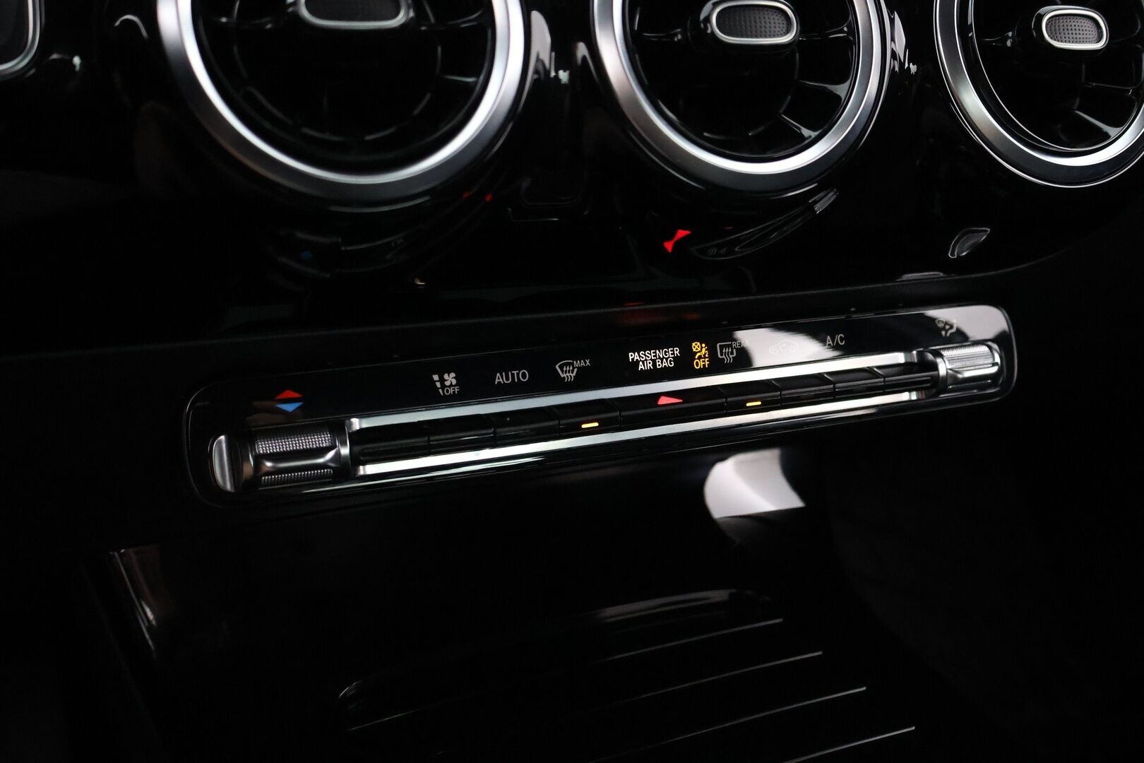 Mercedes-Benz A 2020 200 A sedan Launch Edition Style - Suomiauto / Vetokoukku / Peruutuskamera / Digimittari / LED High Perfomance / Puolinahkasisusta / Sporttipenkit / Juuri tullut Tampereelle!