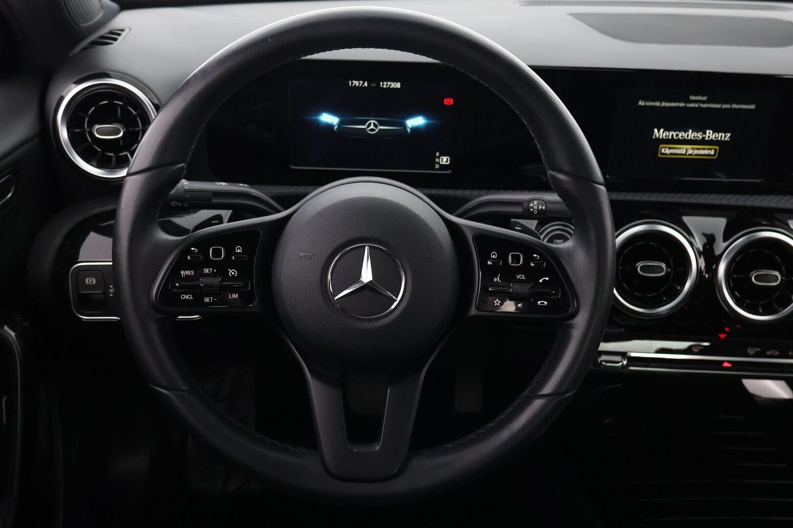Mercedes-Benz A 2020 200 A sedan Launch Edition Style - Suomiauto / Vetokoukku / Peruutuskamera / Digimittari / LED High Perfomance / Puolinahkasisusta / Sporttipenkit / Juuri tullut Tampereelle!