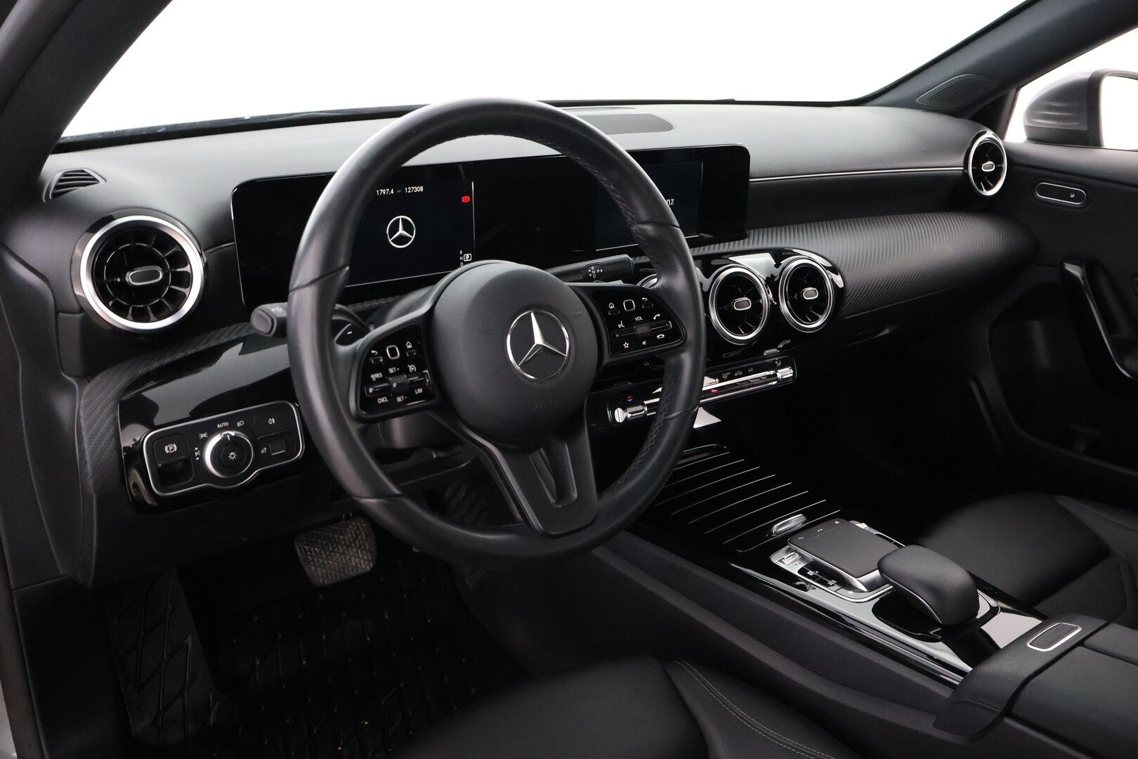 Mercedes-Benz A 2020 200 A sedan Launch Edition Style - Suomiauto / Vetokoukku / Peruutuskamera / Digimittari / LED High Perfomance / Puolinahkasisusta / Sporttipenkit / Juuri tullut Tampereelle!