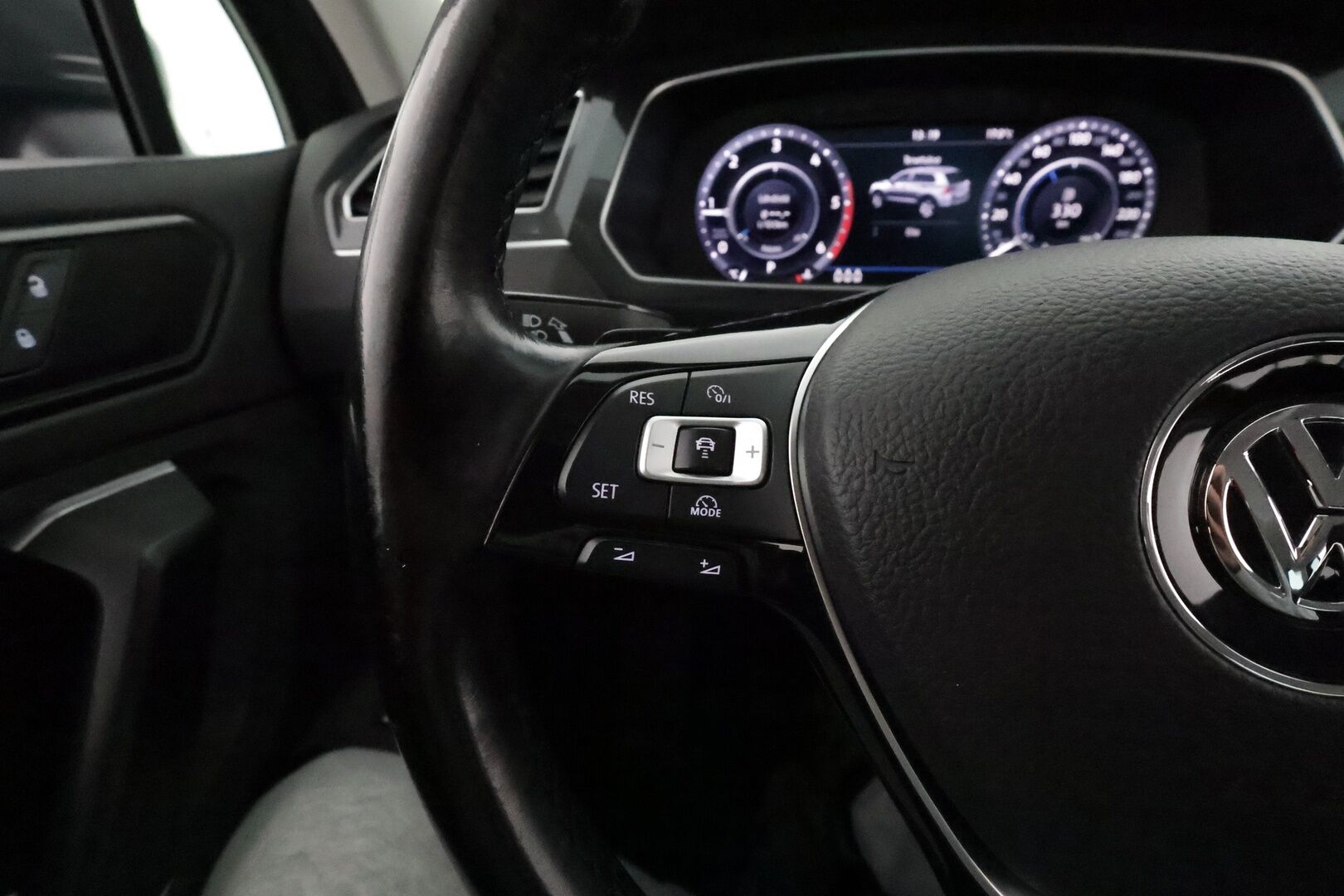 Volkswagen Tiguan 2017 R-Line 2,0 TDI SCR 140 kW 4MOTION DSG **Webasto / Adapt.vakkari / LED / Koukku / P.kamera / Digimittaristo / KeylessGo** - Kahdet renkaat aluvanteilla