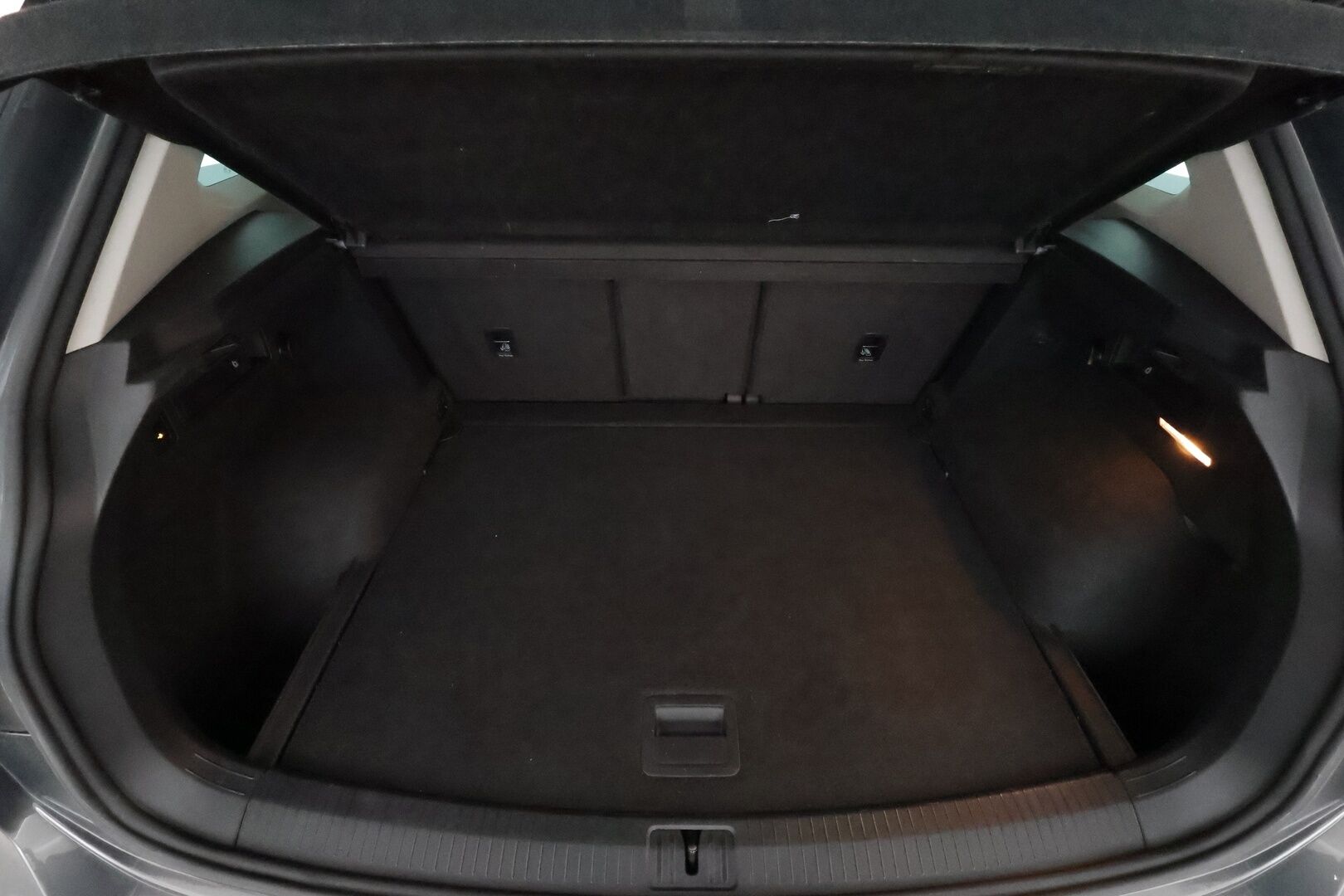 Volkswagen Tiguan 2017 R-Line 2,0 TDI SCR 140 kW 4MOTION DSG **Webasto / Adapt.vakkari / LED / Koukku / P.kamera / Digimittaristo / KeylessGo** - Kahdet renkaat aluvanteilla