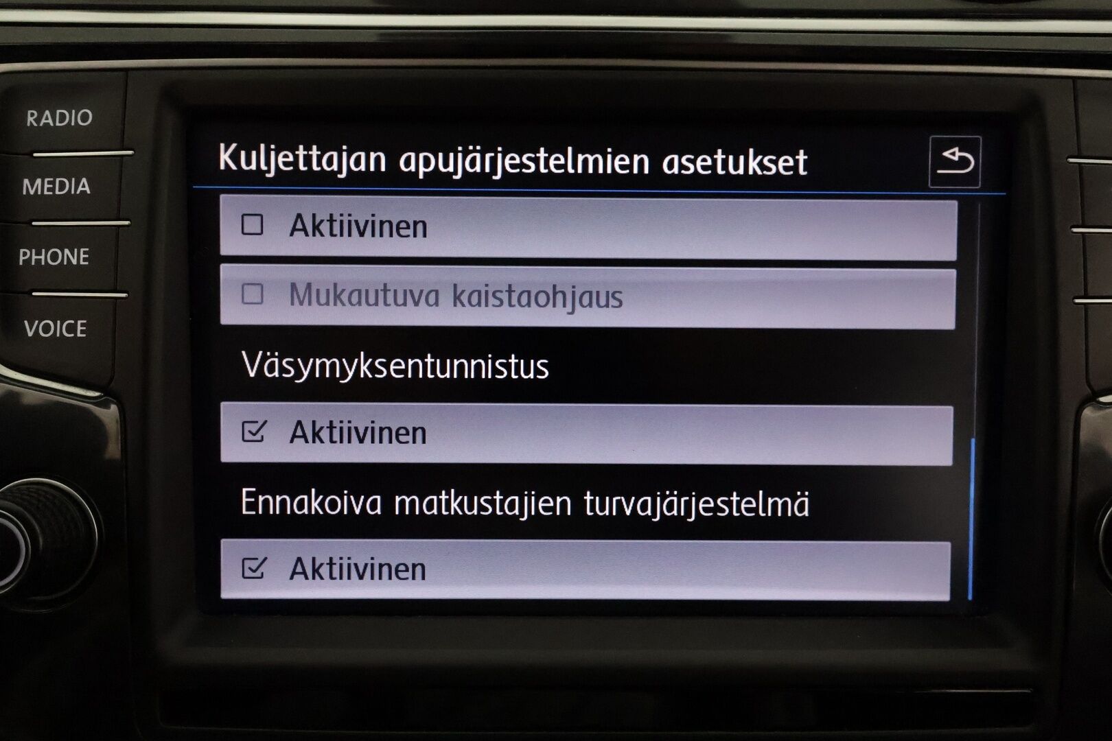 Volkswagen Tiguan 2017 R-Line 2,0 TDI SCR 140 kW 4MOTION DSG **Webasto / Adapt.vakkari / LED / Koukku / P.kamera / Digimittaristo / KeylessGo** - Kahdet renkaat aluvanteilla