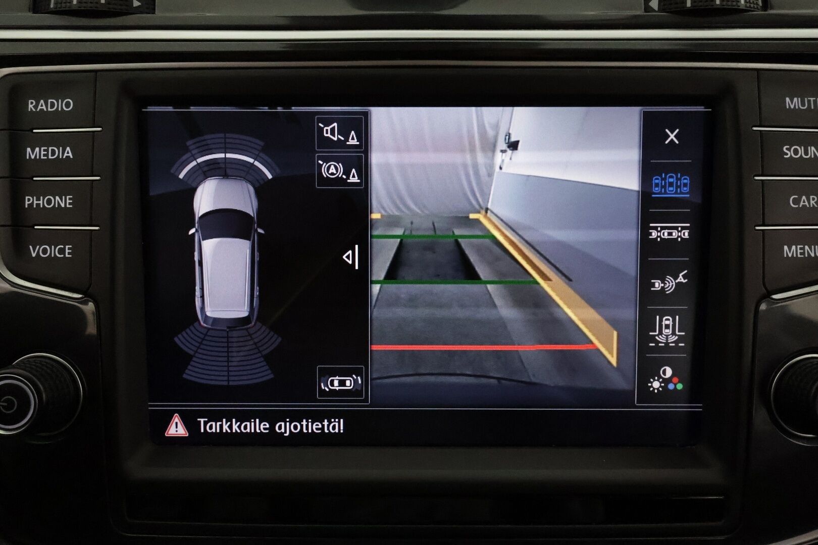 Volkswagen Tiguan 2017 R-Line 2,0 TDI SCR 140 kW 4MOTION DSG **Webasto / Adapt.vakkari / LED / Koukku / P.kamera / Digimittaristo / KeylessGo** - Kahdet renkaat aluvanteilla