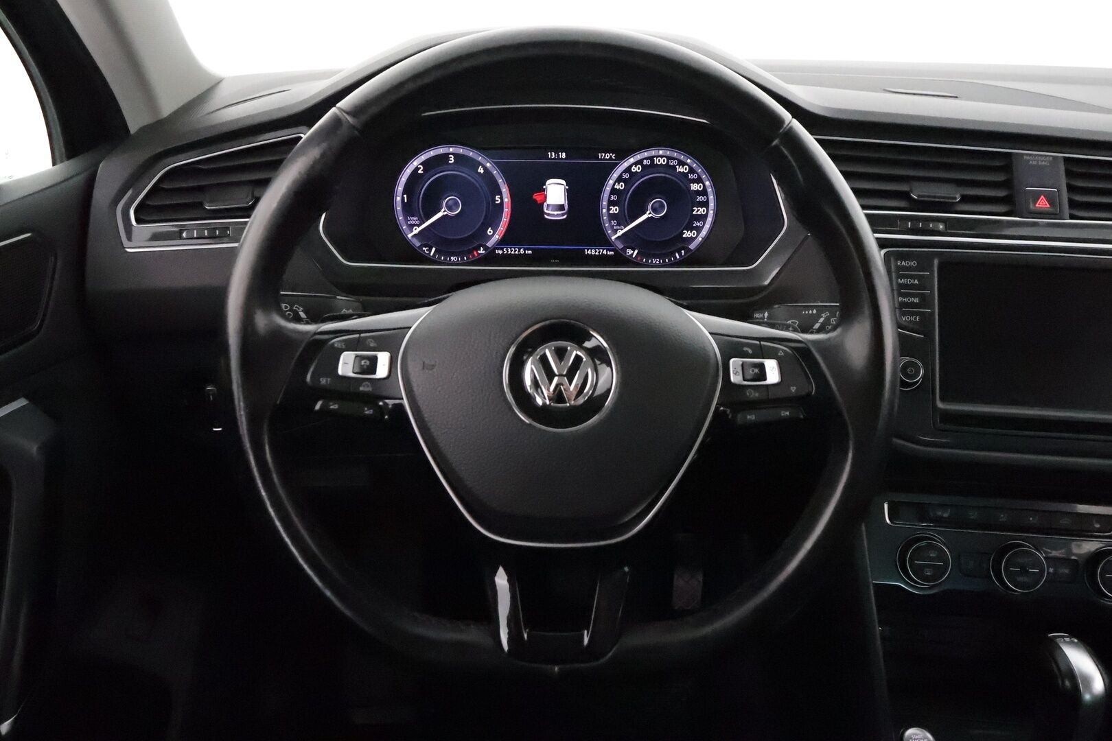 Volkswagen Tiguan 2017 R-Line 2,0 TDI SCR 140 kW 4MOTION DSG **Webasto / Adapt.vakkari / LED / Koukku / P.kamera / Digimittaristo / KeylessGo** - Kahdet renkaat aluvanteilla