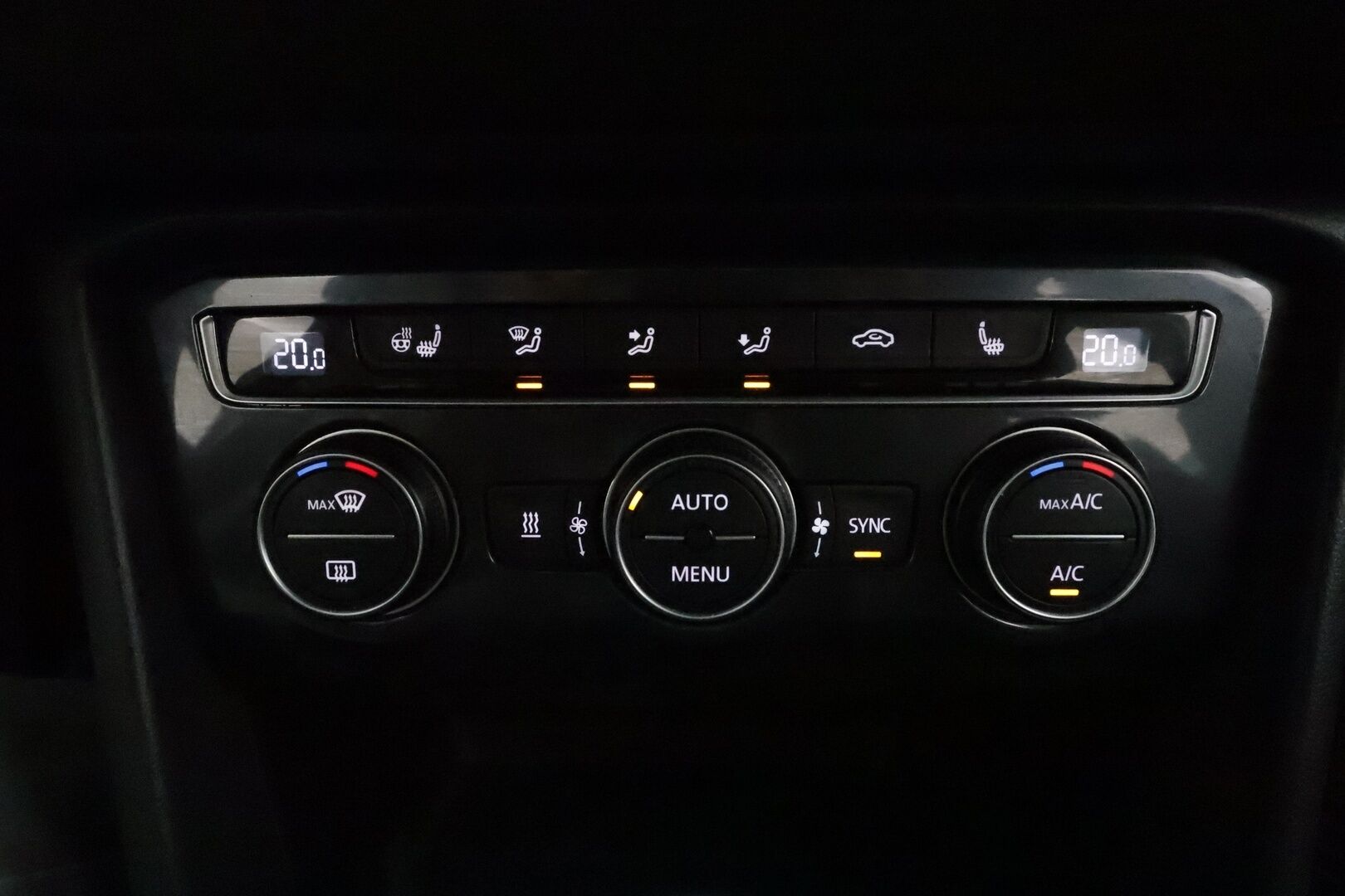 Volkswagen Tiguan 2017 R-Line 2,0 TDI SCR 140 kW 4MOTION DSG **Webasto / Adapt.vakkari / LED / Koukku / P.kamera / Digimittaristo / KeylessGo** - Kahdet renkaat aluvanteilla