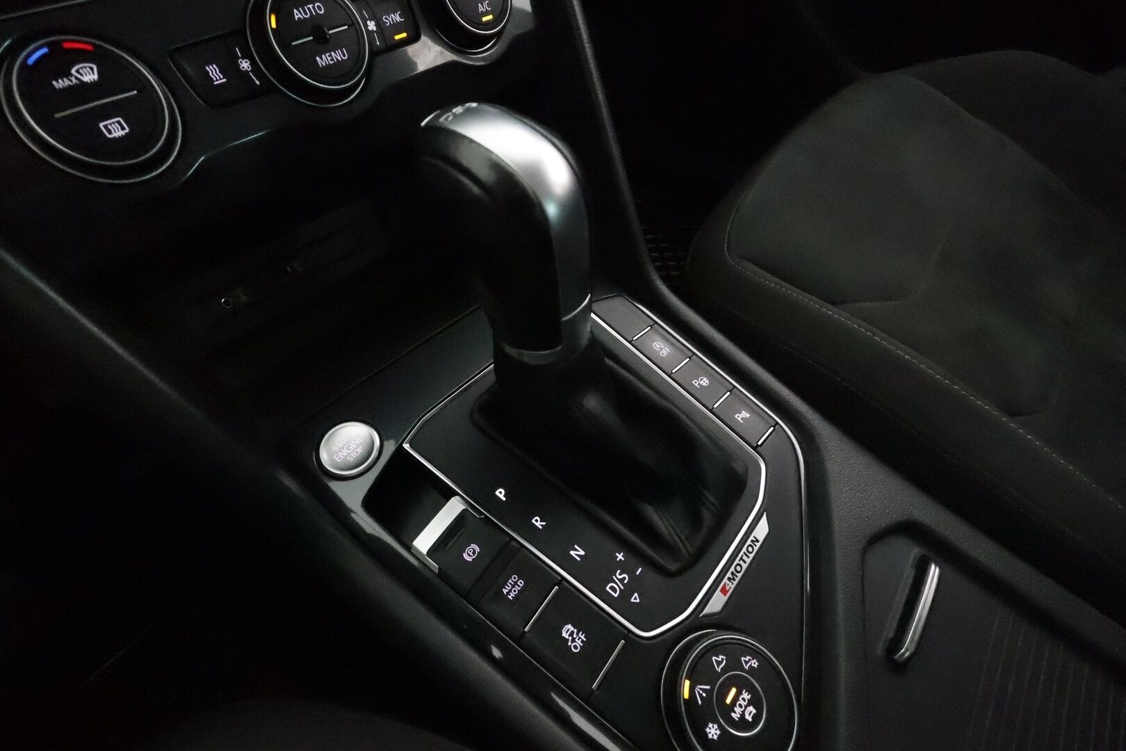 Volkswagen Tiguan 2017 R-Line 2,0 TDI SCR 140 kW 4MOTION DSG **Webasto / Adapt.vakkari / LED / Koukku / P.kamera / Digimittaristo / KeylessGo** - Kahdet renkaat aluvanteilla