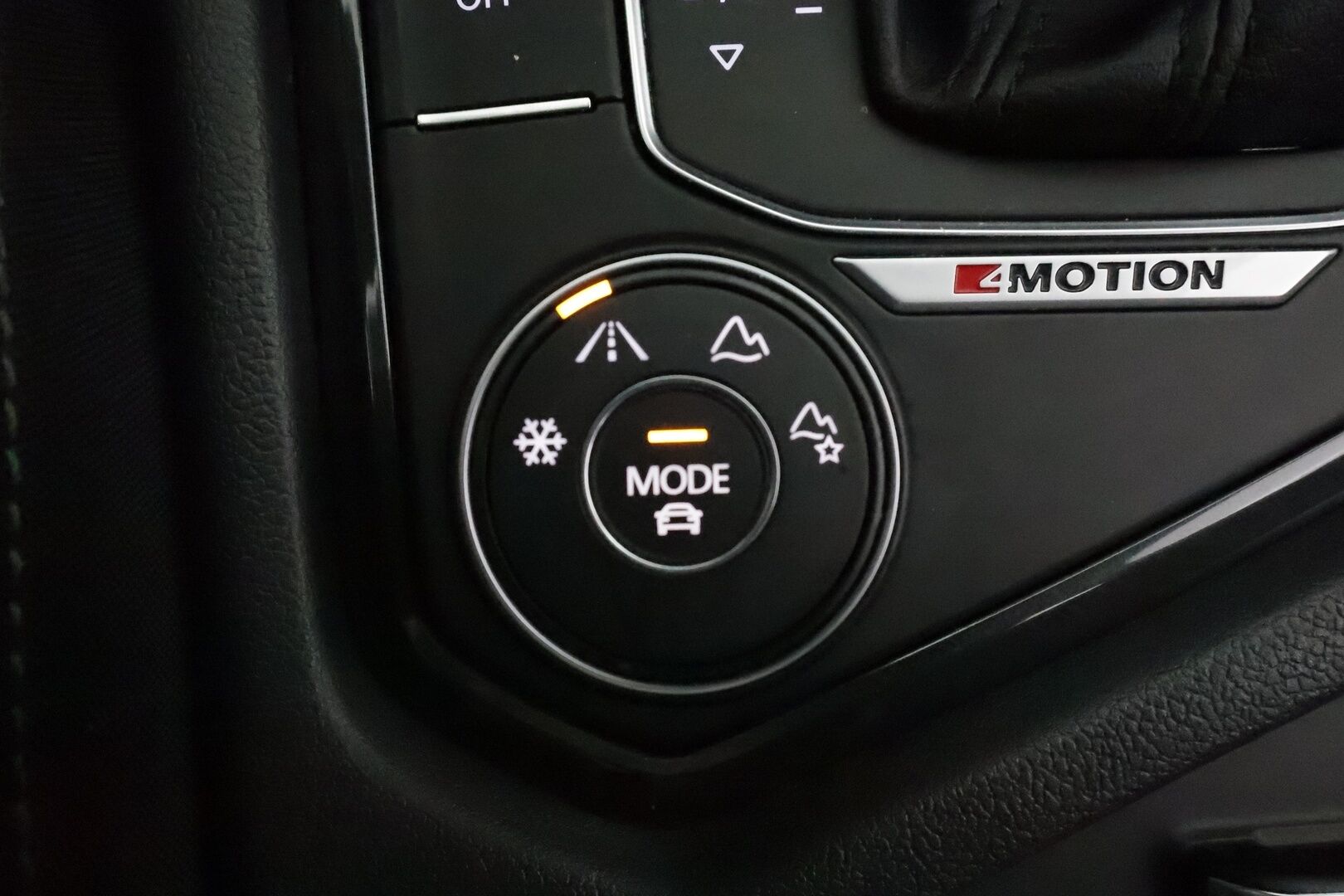 Volkswagen Tiguan 2017 R-Line 2,0 TDI SCR 140 kW 4MOTION DSG **Webasto / Adapt.vakkari / LED / Koukku / P.kamera / Digimittaristo / KeylessGo** - Kahdet renkaat aluvanteilla