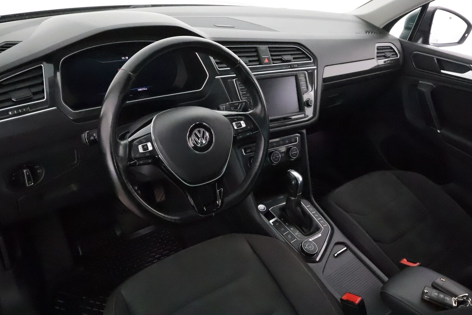 Volkswagen Tiguan 2017 R-Line 2,0 TDI SCR 140 kW 4MOTION DSG **Webasto / Adapt.vakkari / LED / Koukku / P.kamera / Digimittaristo / KeylessGo** - Kahdet renkaat aluvanteilla