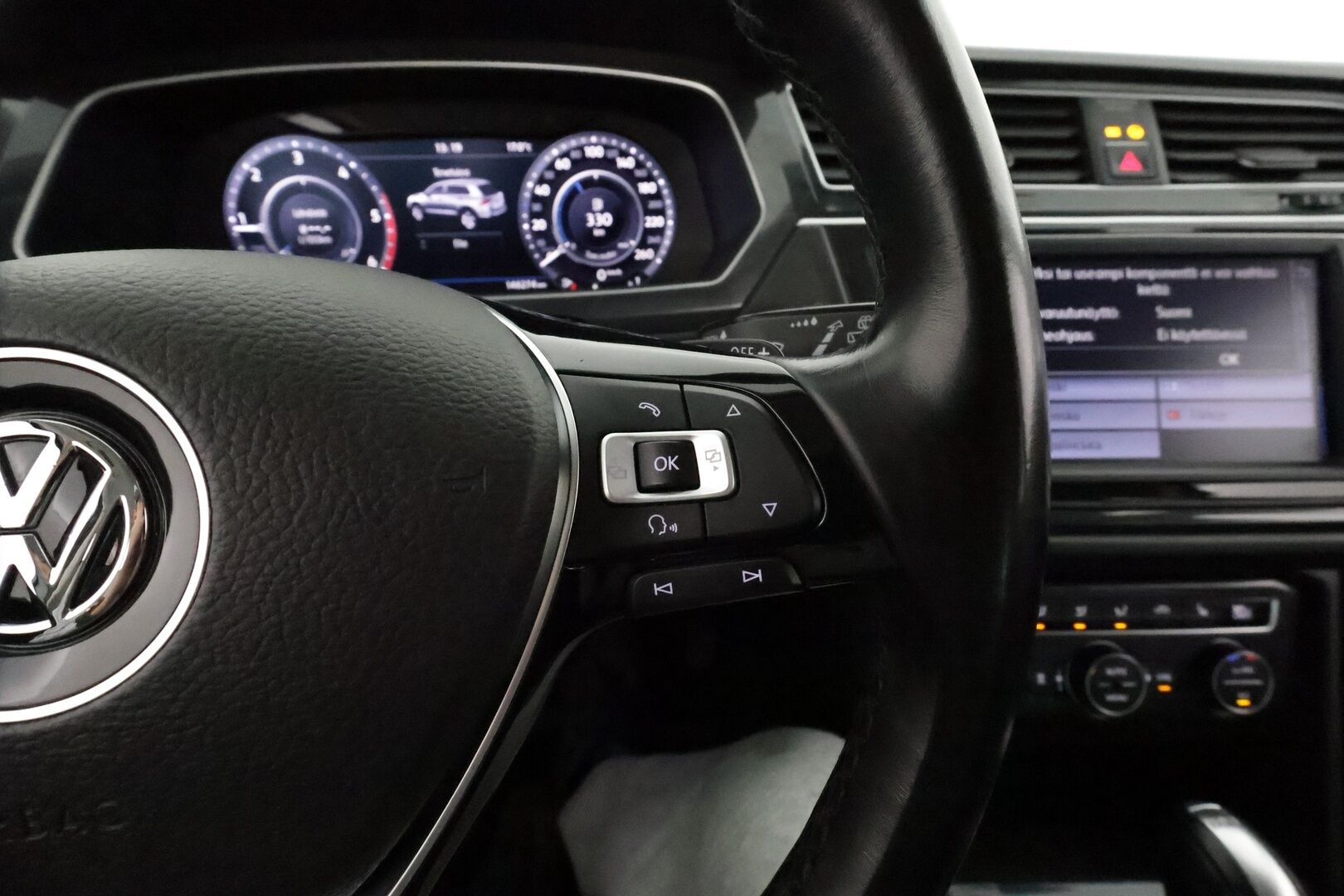 Volkswagen Tiguan 2017 R-Line 2,0 TDI SCR 140 kW 4MOTION DSG **Webasto / Adapt.vakkari / LED / Koukku / P.kamera / Digimittaristo / KeylessGo** - Kahdet renkaat aluvanteilla